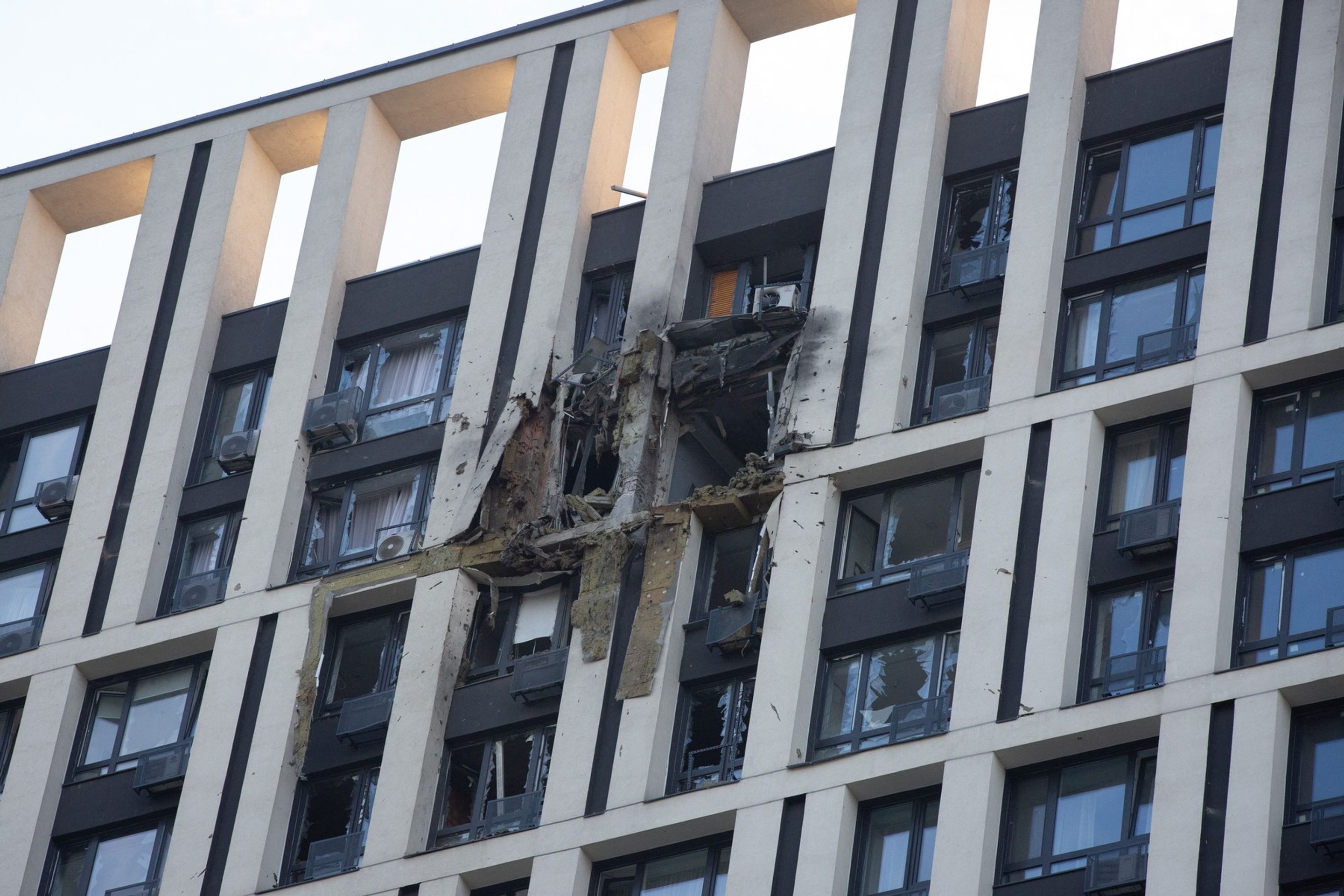 Poškozená obytná budova v Kyjevě po útoku ruského dronu, 13. 7. 2023 (3) - Další útok dronů na Kyjev (1/3)