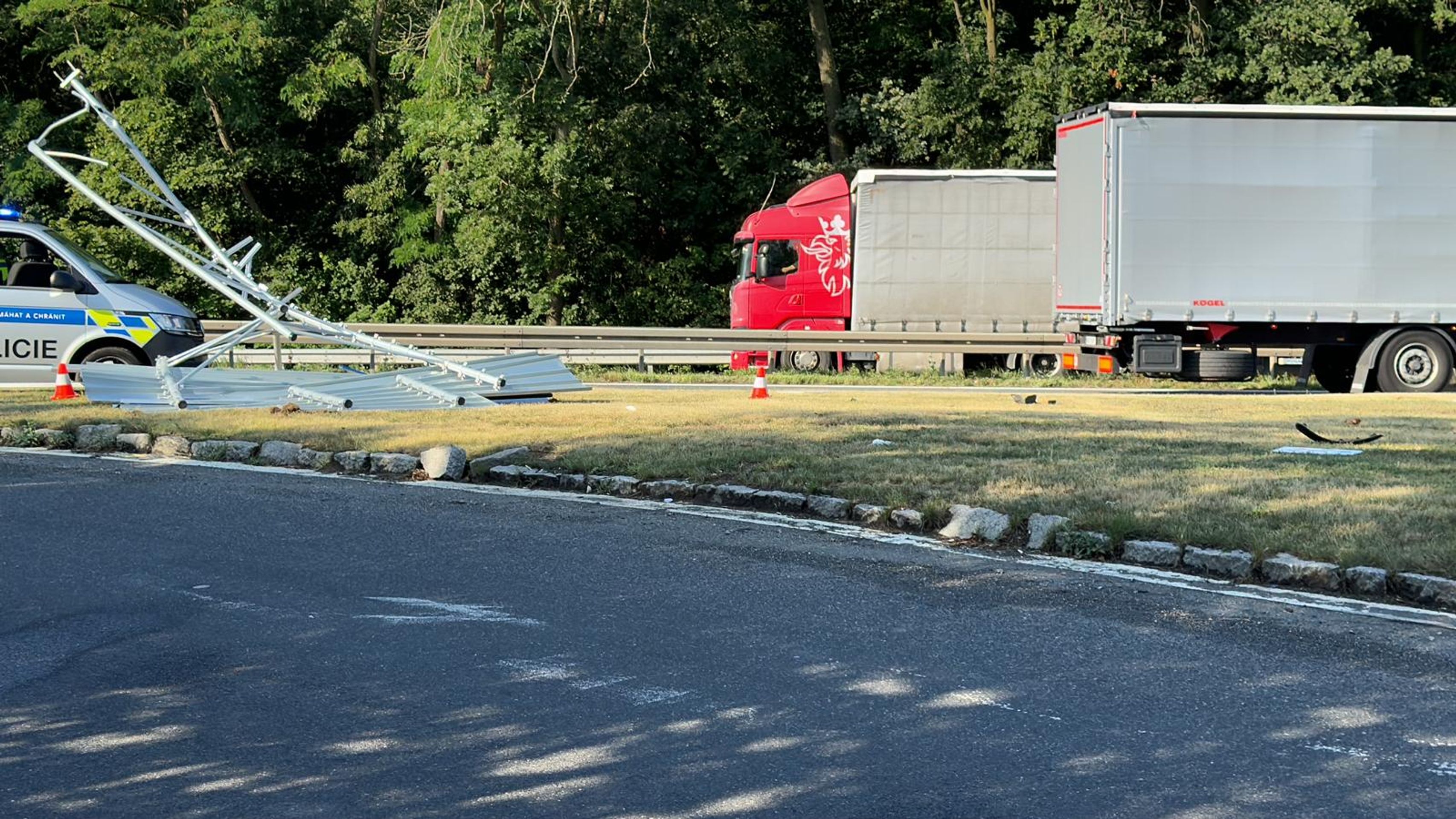 Tragická dopravní nehoda na dálnici D7 u exitu na 5. kilometru (2) - Tragická dopravní nehoda na dálnici D7 (7/9)