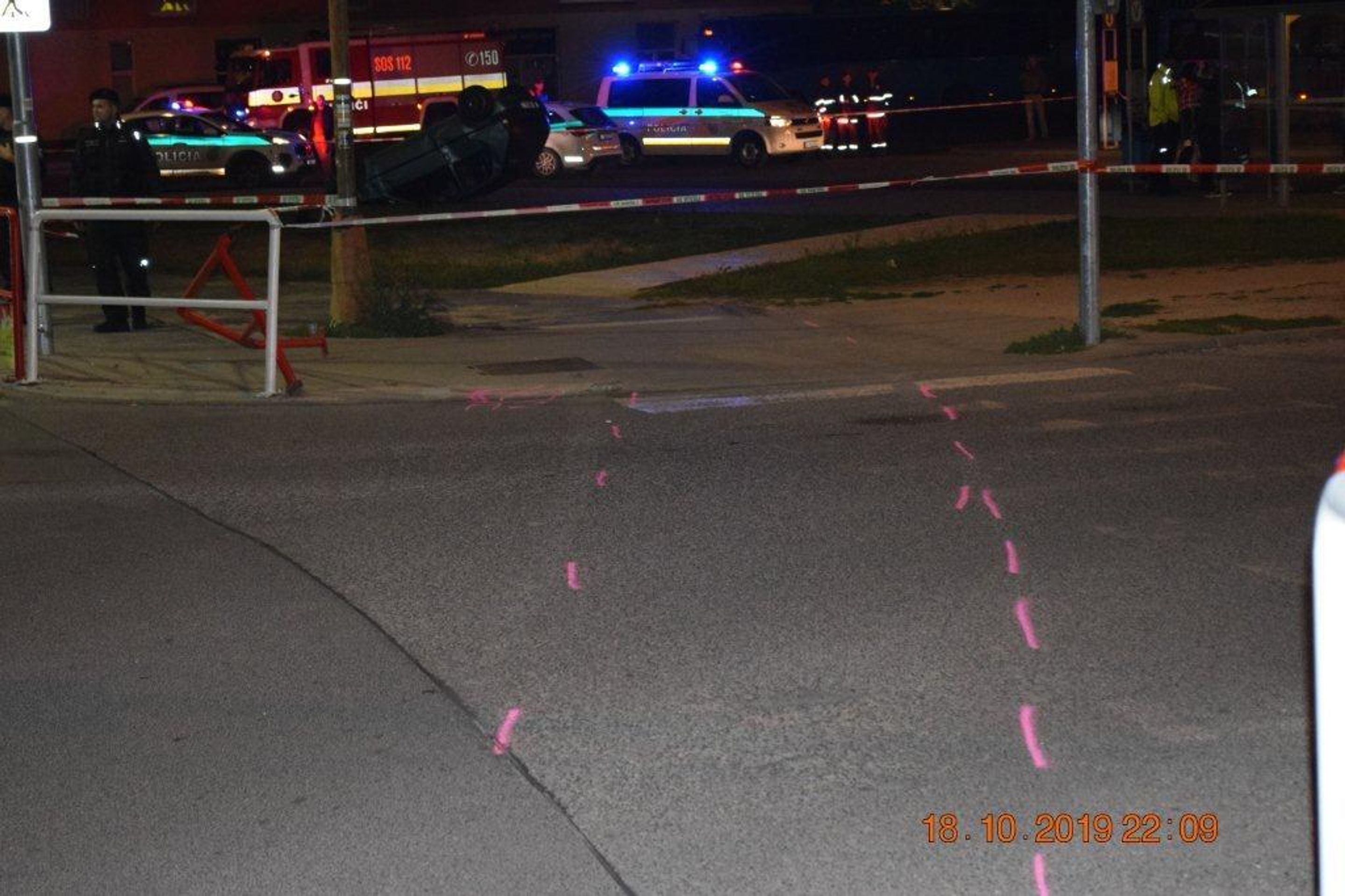 Mladík ujížděl před policisty a srazil tři lidi - 2 - GALERIE: Vážná nehoda v Bánovcích nad Bebravou (2/7)