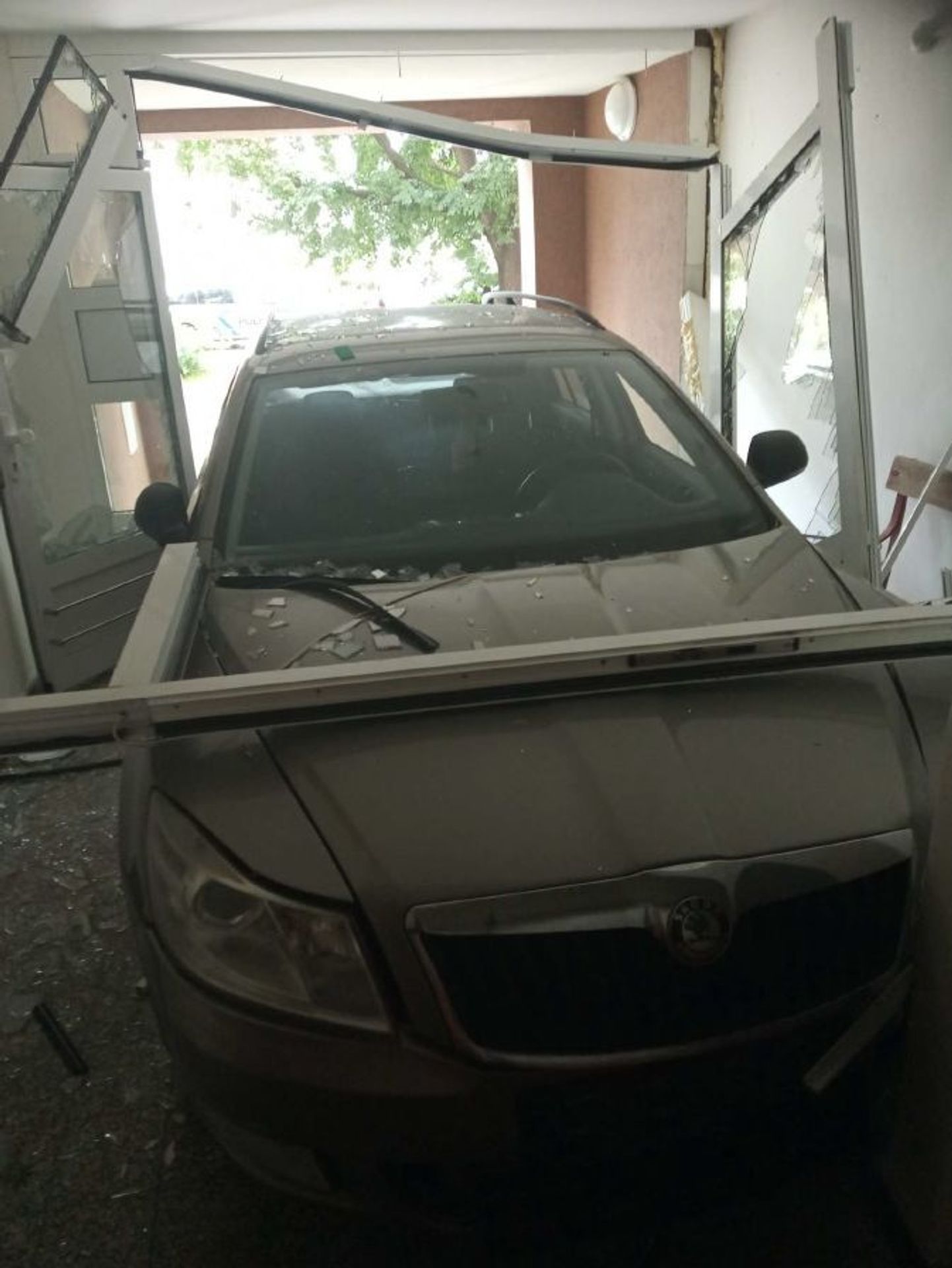 Auto vjelo do vchodu bytového domu - 3 - GALERIE: S autem vjel do vchodu (3/5)