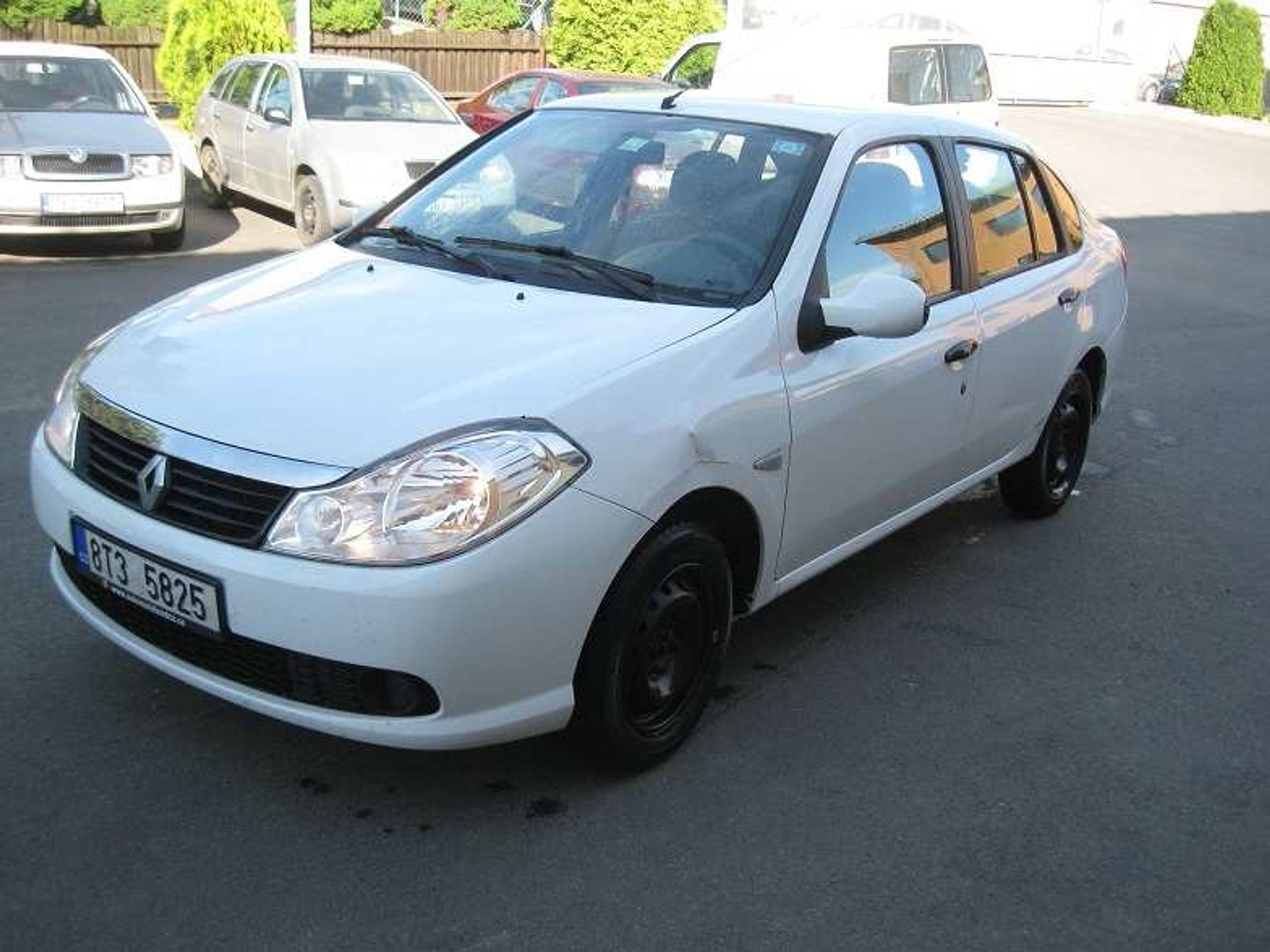 Dražba aut 19.6. 2015 - Renault Thalia, 30 000 Kč - GALERIE: Dražba aut 19.6. 2015 (8/23)