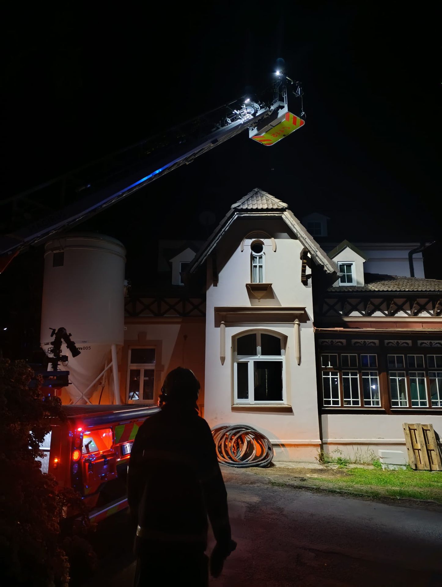Část stropu hotelu v obci Čeladná se zřítila (1) - Část stropu hotelu v obci Čeladná se zřítila (1/4)
