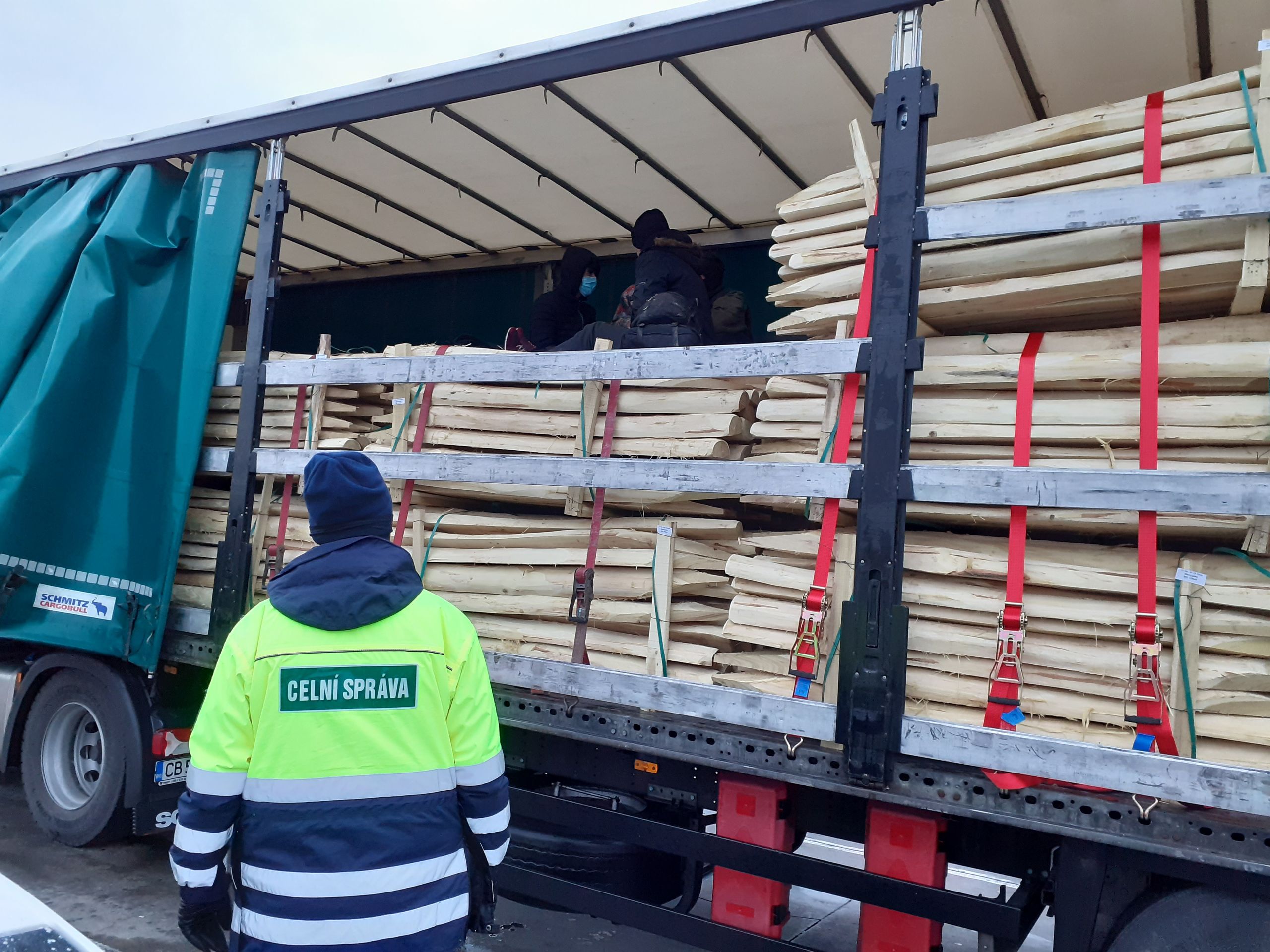 Běžence našli jihomoravští celníci v bulharském kamionu u slovenských hranic - 3 - GALERIE: Běžence našli jihomoravští celníci v bulharském kamionu u slovenských hranic (3/5)