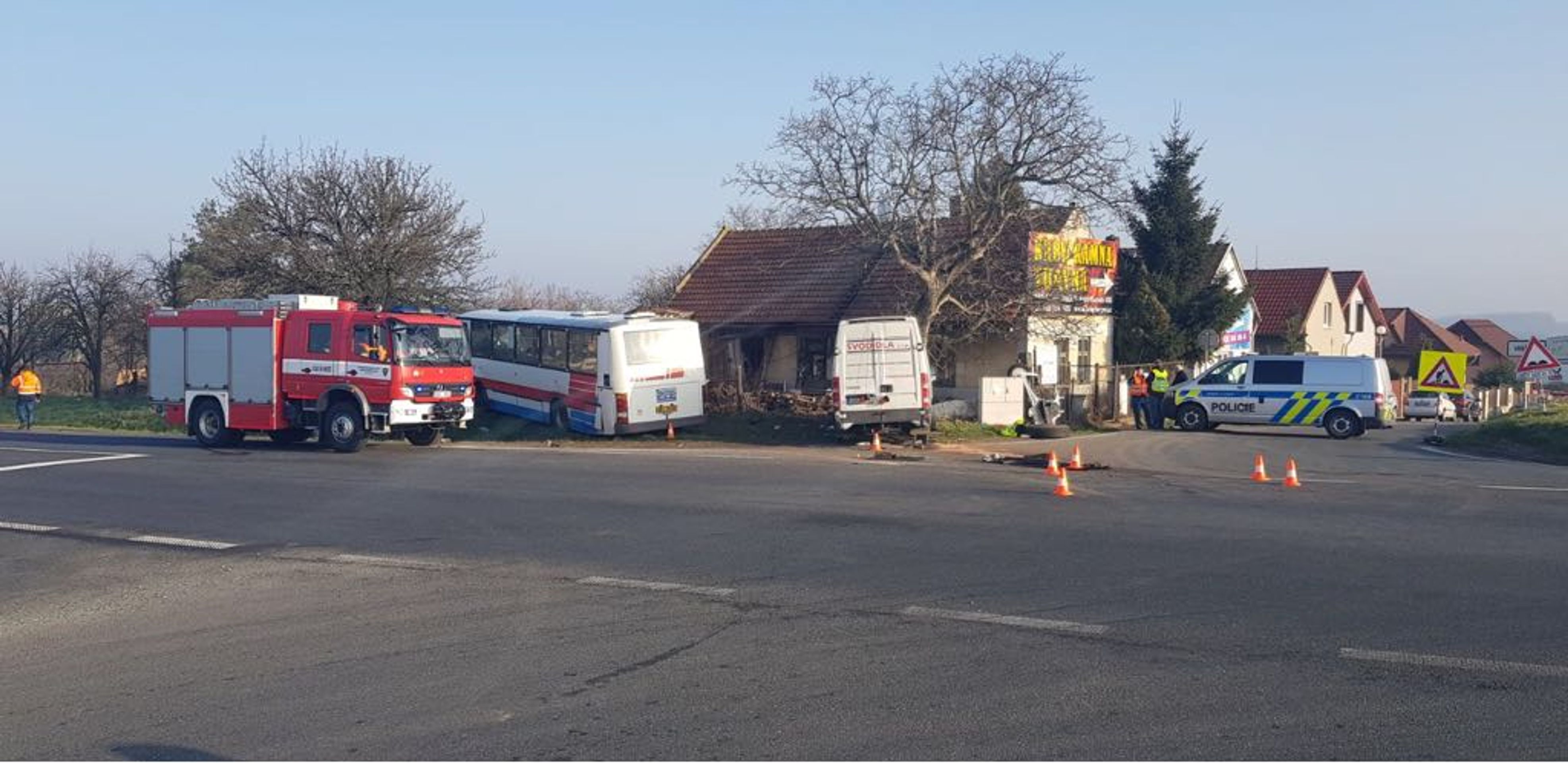 Nehoda Vrbčany - GALERIE: Nehoda autobusu ve Vrbčanech (4/4)