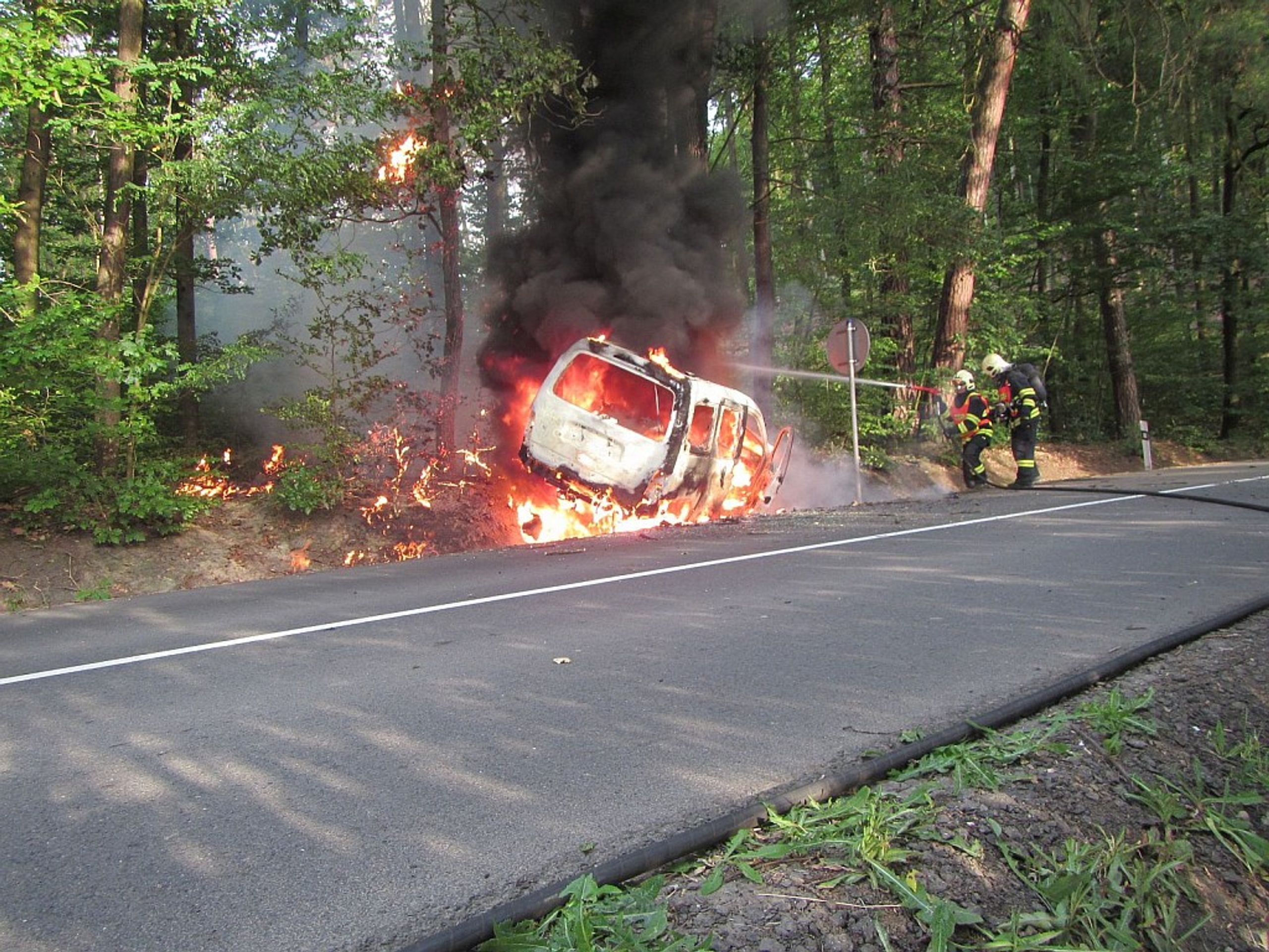 Auto začalo po nárazu do stromu hořet - GALERIE: Auto začalo po nárazu do stromu hořet (1/3)