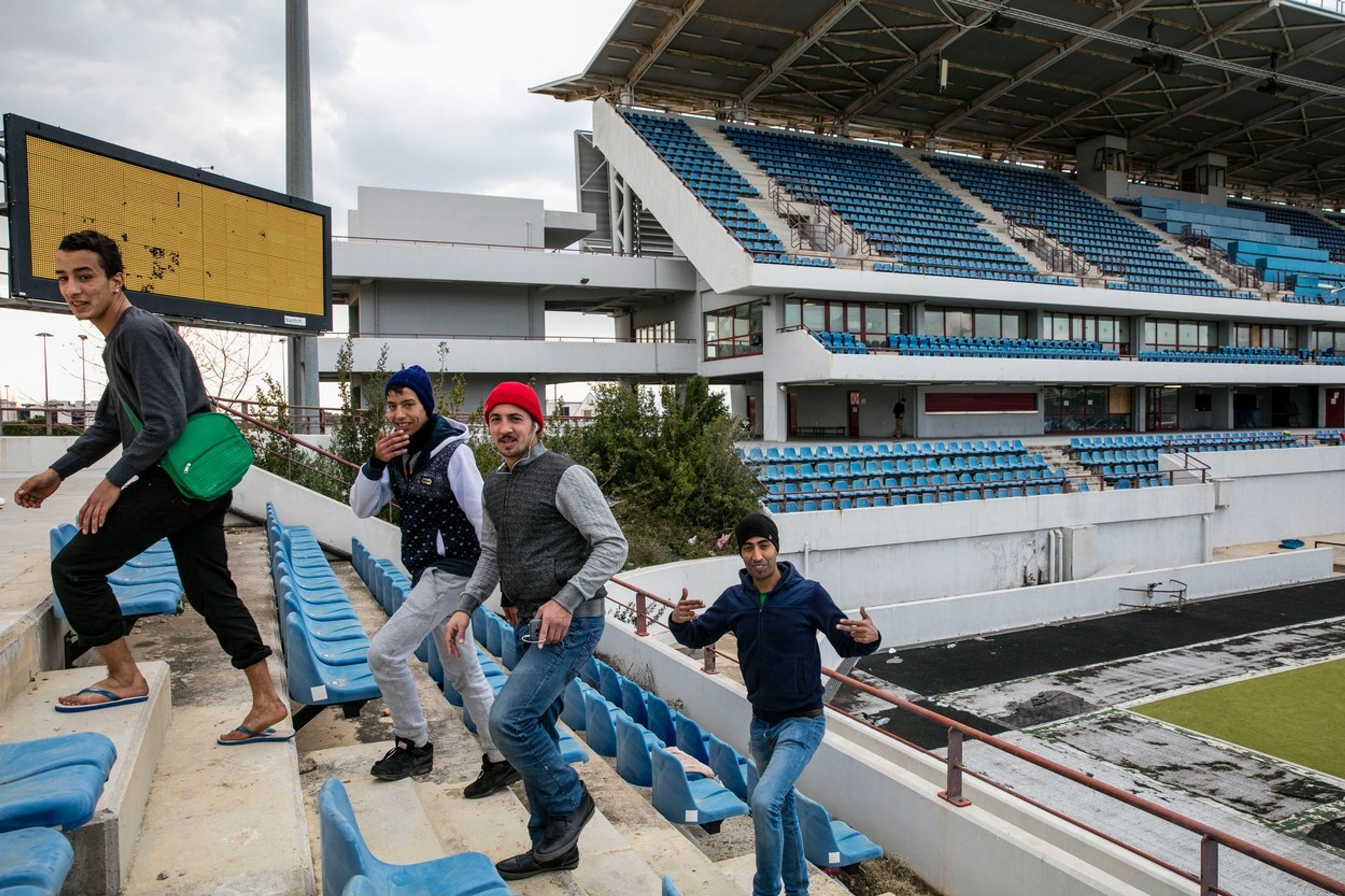 Uprchlíci našli zázemí na olympijských sportovišťích z roku 2004 - stadion pro pozemní hokej - GALERIE: Místo Hellinikon - fašisté, CIA, olympiáda, uprchlíci (5/9)