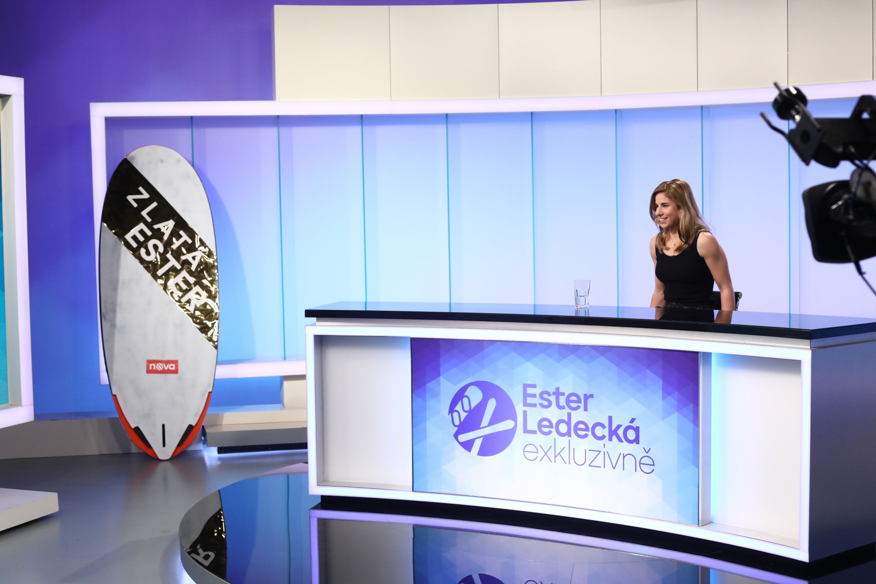 Jako dárek dostala Ester Ledecká od televize Nova vysněný surf. - GALERIE: Zákulisí z natáčení rozhovoru s Ester Ledeckou (11/16)