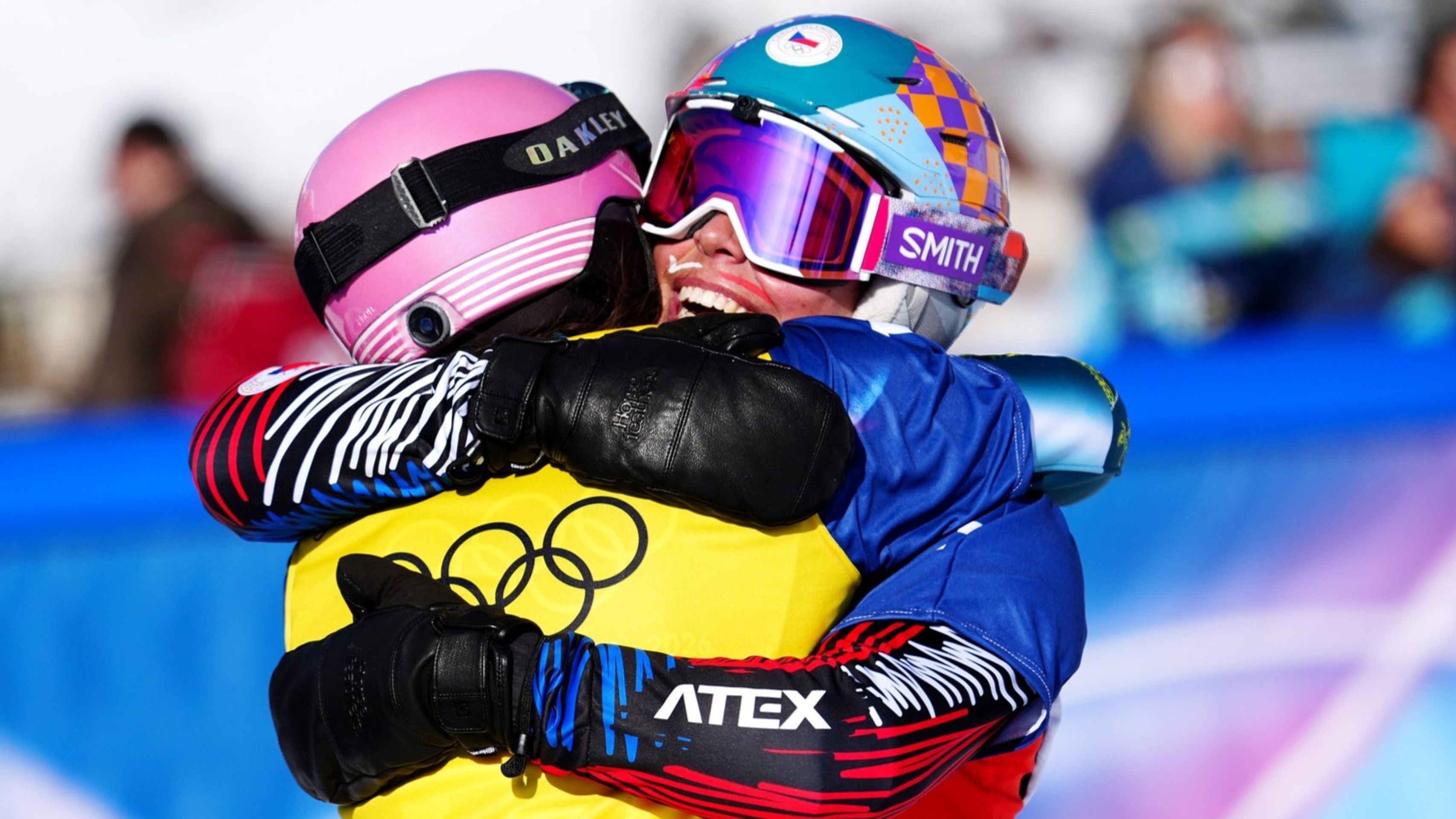 Eva Adamczyková radostně objala vítězku Josie Baffovou (ve žlutém) - Eva Adamczyková získala na ZOH 2026 stříbrnou medaili (6/9)