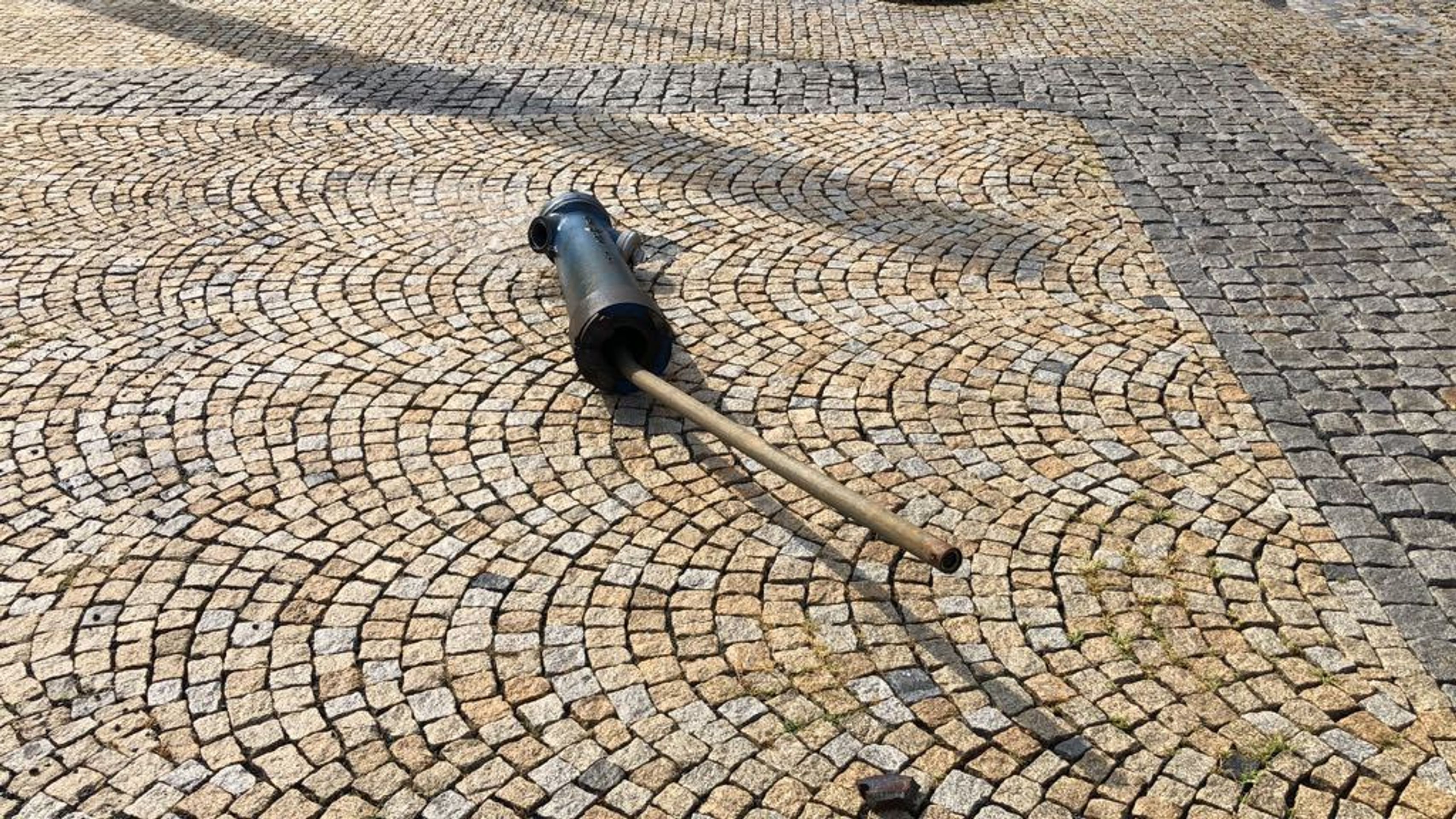 Auto přerazilo hydrant ve Vysočanech - 4 - GALERIE: Auto na Vysočanské přerazilo hydrant (8/8)