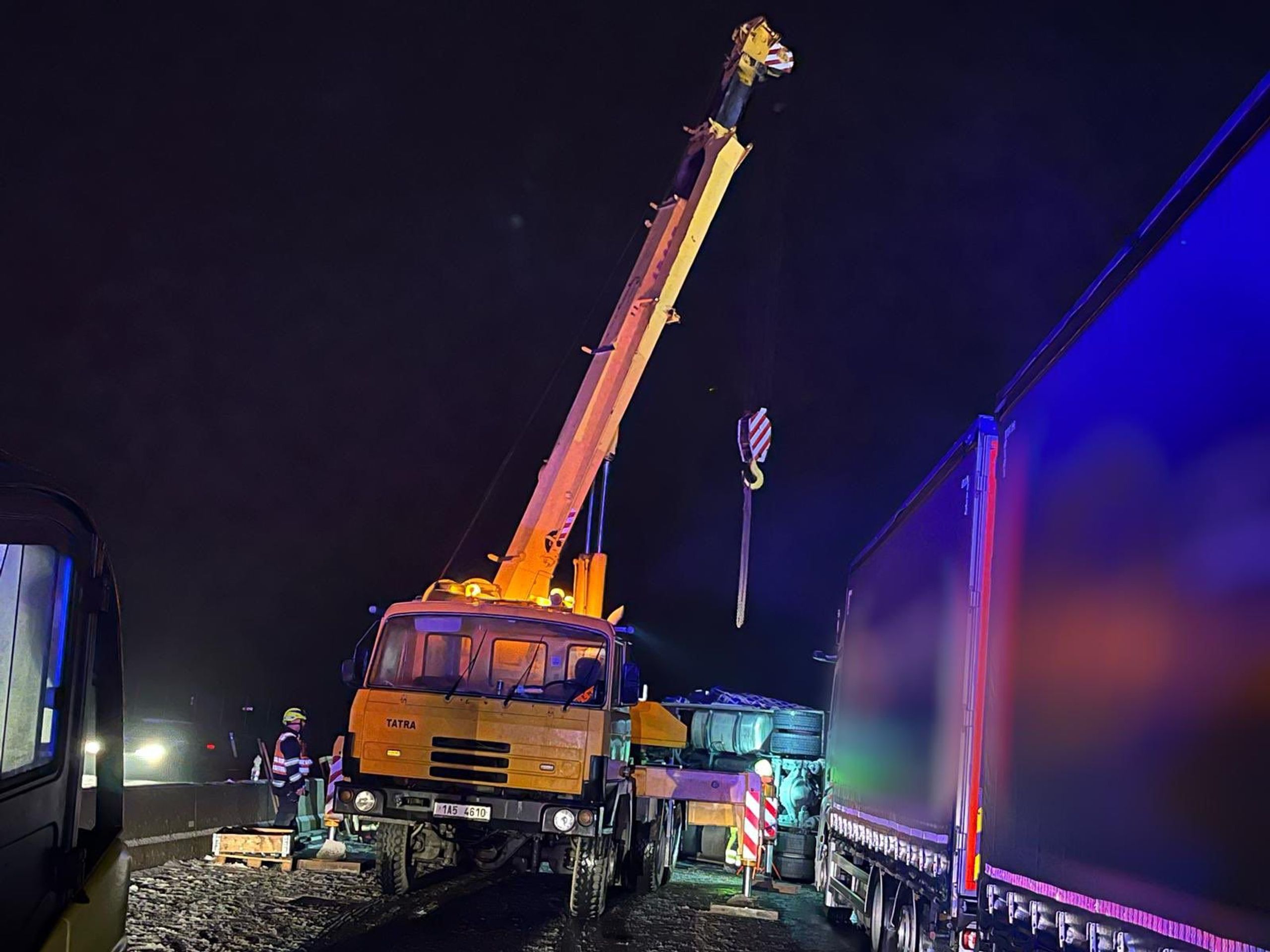 Dálnici D7 u Postoloprt blokuje převrácený kamion - Ledovka komplikuje dopravu (10/23)