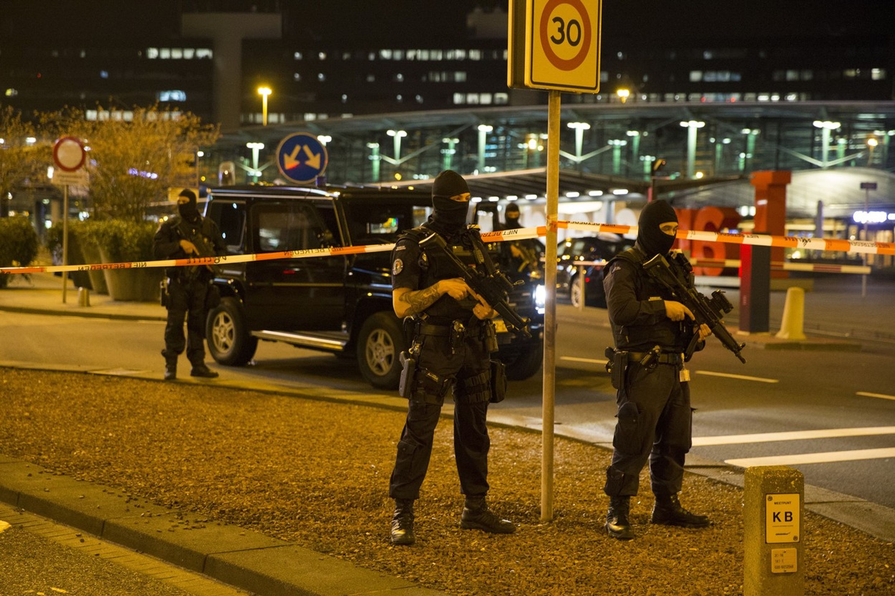 Policie uzavřela letiště v Amsterdamu - GALERIE: Evakuace amsterdamského letiště (2/8)