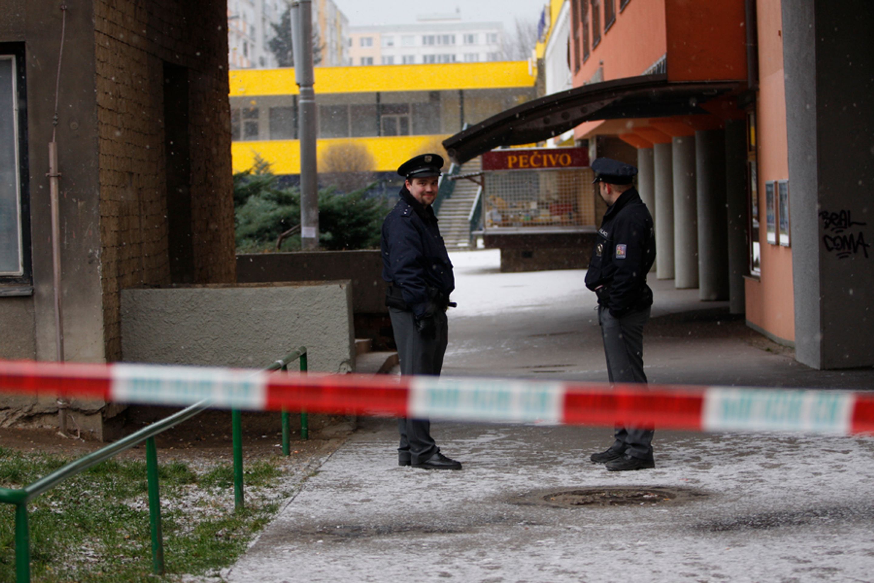Zadržení muže, který přepadl banku a držel v ní 2 ženy-5 - GALERIE: Přepadení banky na Novodvorské (10/14)