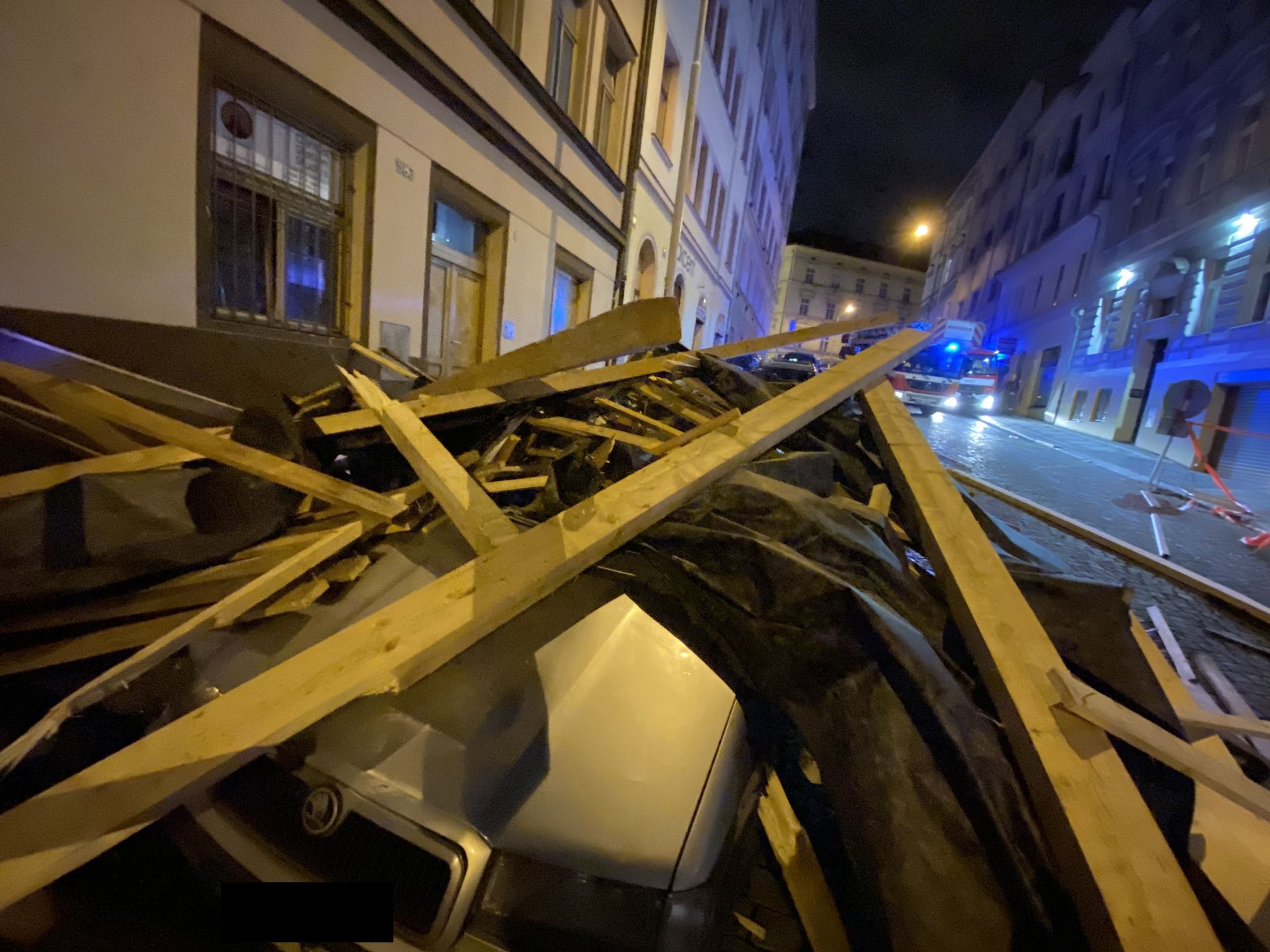 Spadlá část střechy v Praze - 1 - GALERIE: V Česku udeřil silný vítr (19/26)