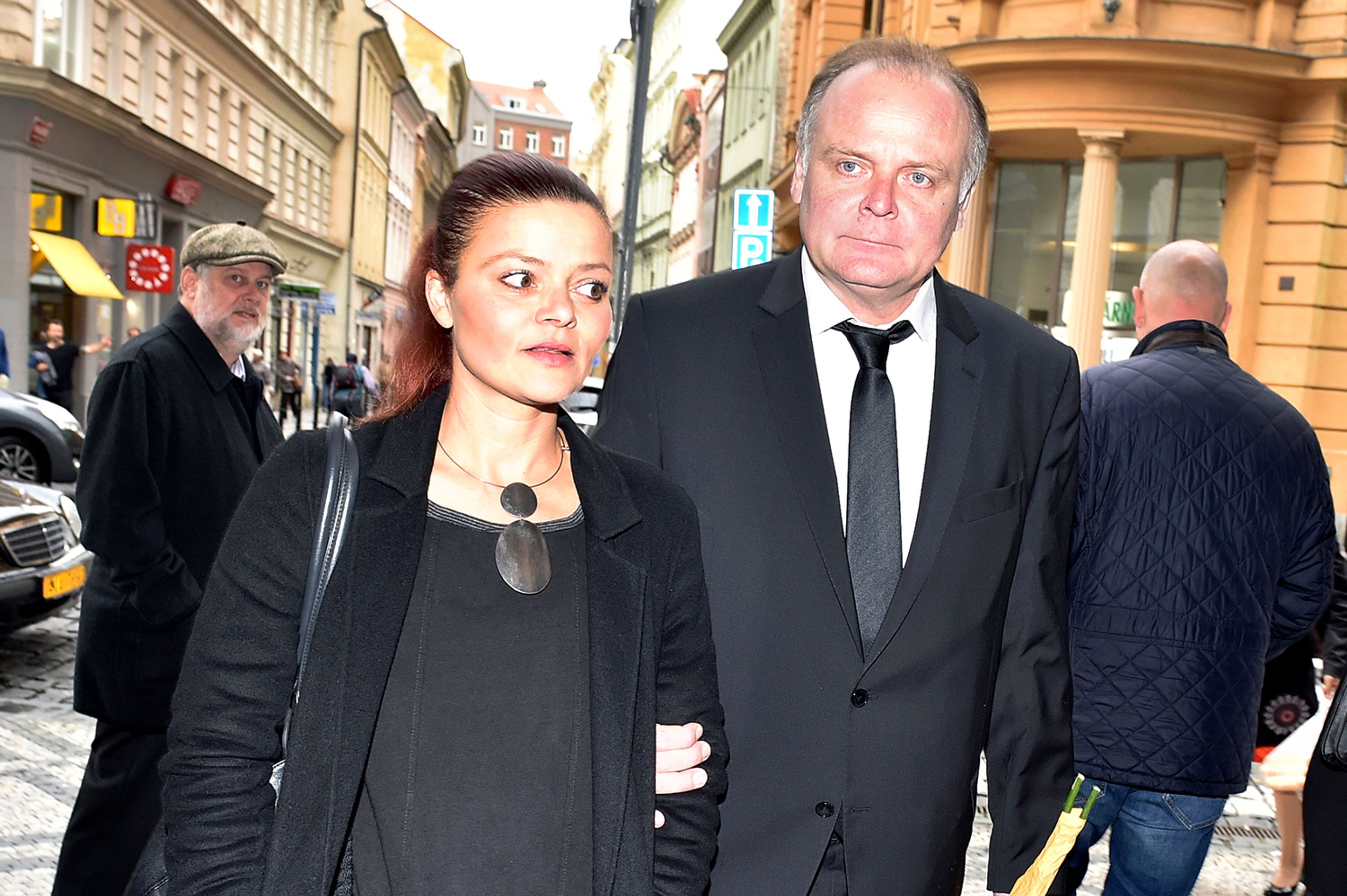 Rozloučení s Květou Fialovou - Igor Bareš s manželkou Antonií Talackovou - GALERIE: Rozloučení s Květou Fialovou (14/31)