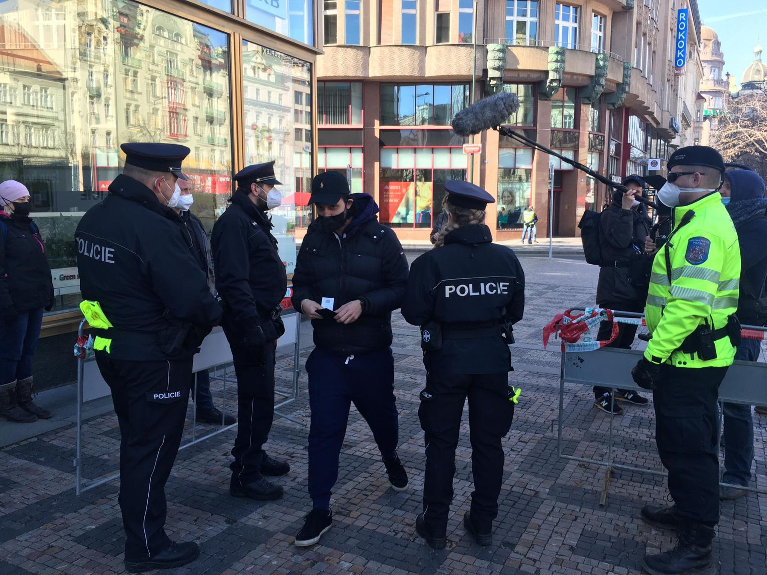 Demonstrace na Václavském náměstí - 1 - GALERIE: Lidé v Praze protestují proti vládě (9/13)