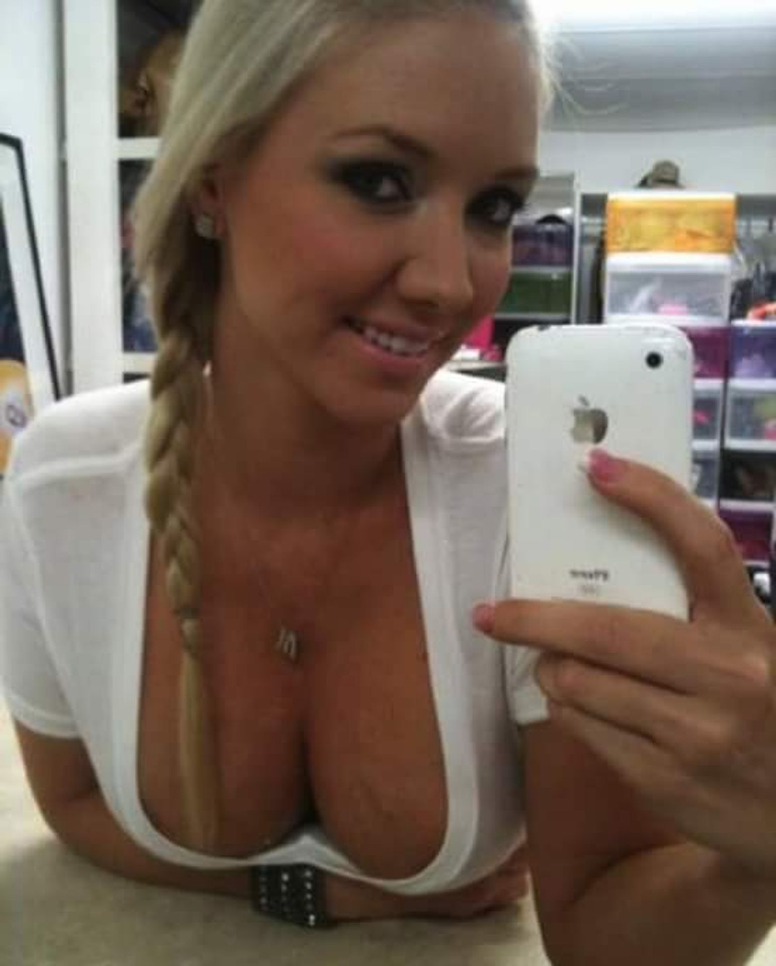 Pornohvězdu napadl žralok - 1 - GALERIE: Pornohvězda Molly Cavalli (4/4)
