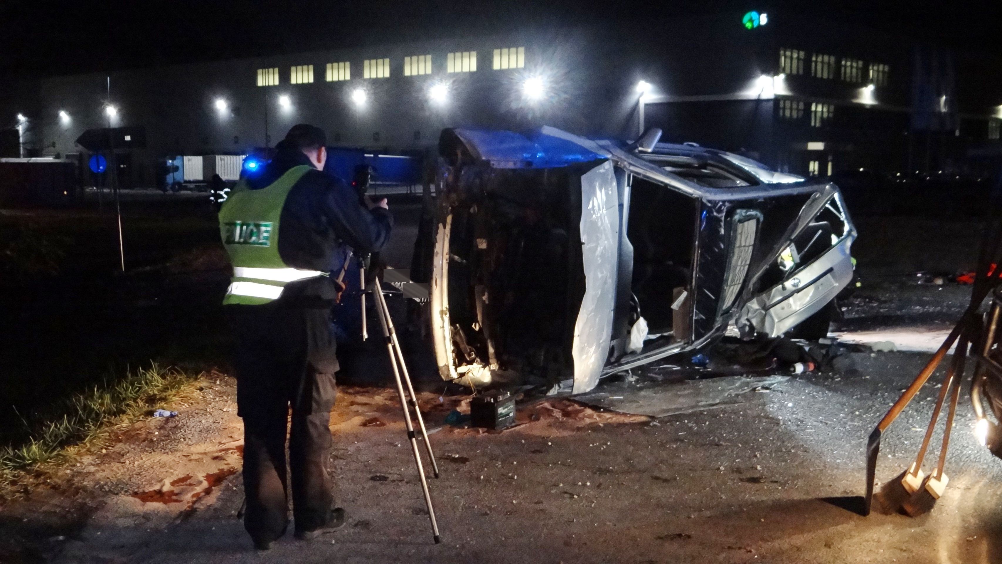 Auto přelétlo desítky metrů přes kruhový objezd a po dopadu začalo hořet - GALERIE: Policejní honička u Prahy (6/6)