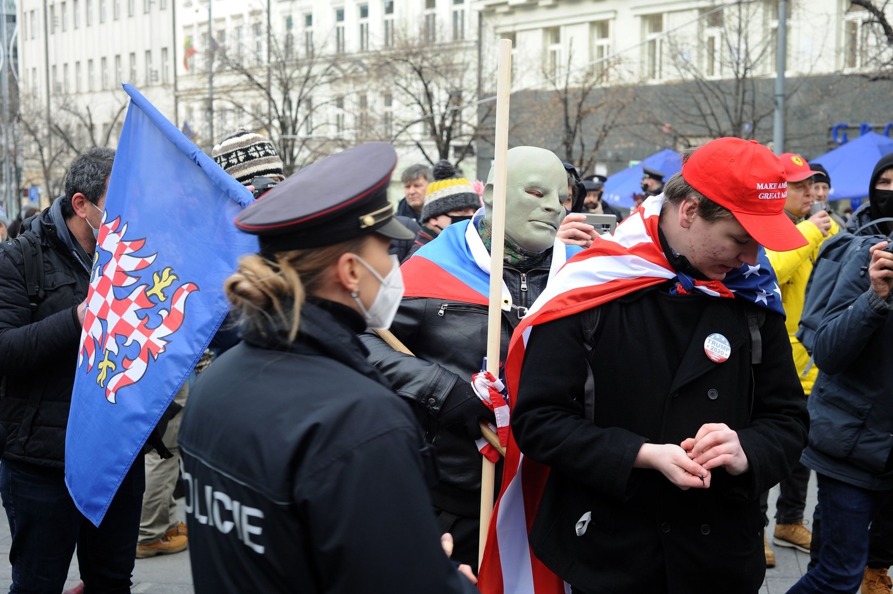 Demonstrace za Trumpa v Praze - 6 - GALERIE: Protestující v Praze měli na prsou židovské hvězdy (6/7)