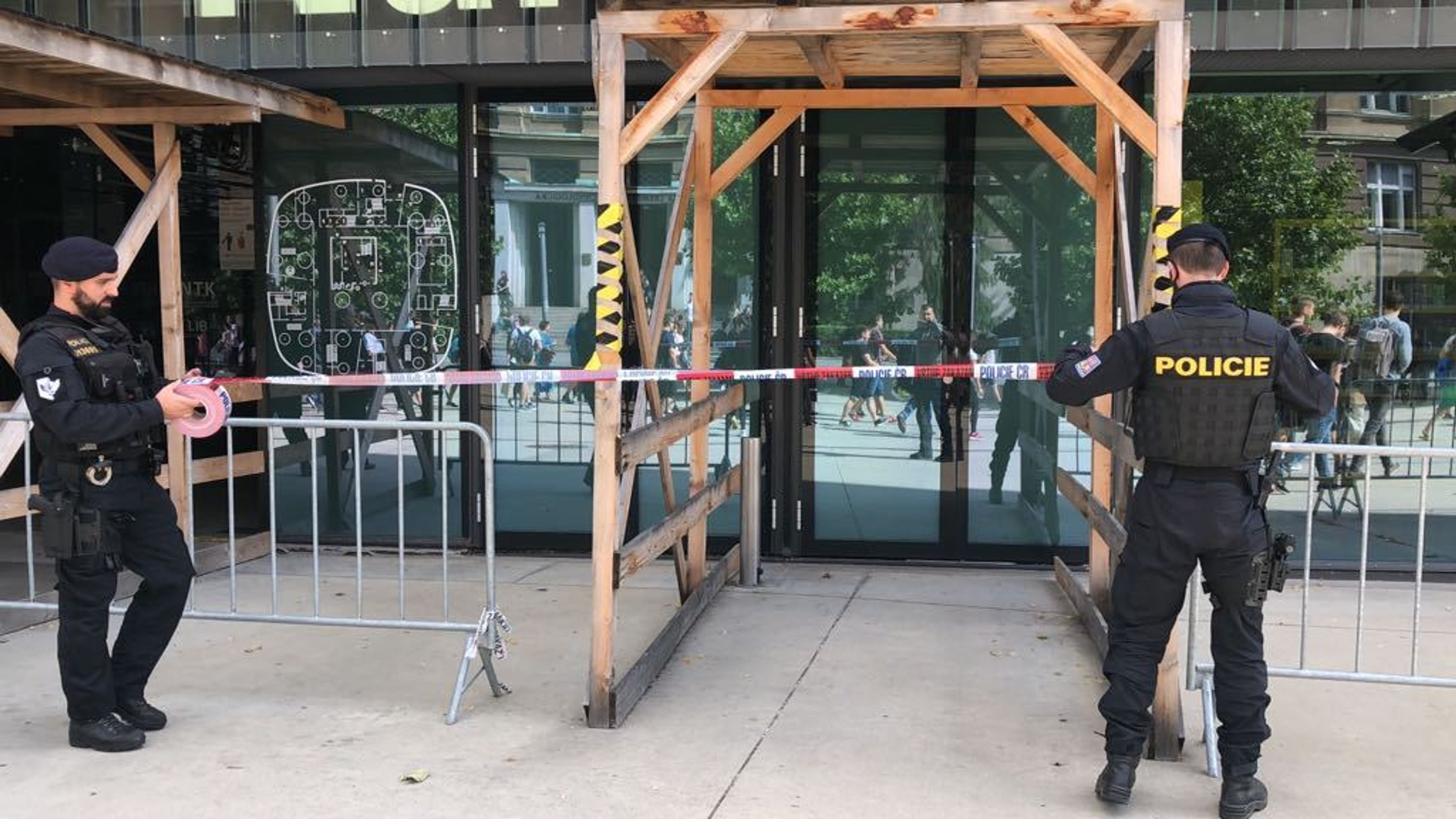 Nahlášení bomby ve všech budovách CVUT v Praze - 7 - GALERIE: Nahlášení bomby ve všech budovách CVUT v Praze (7/8)