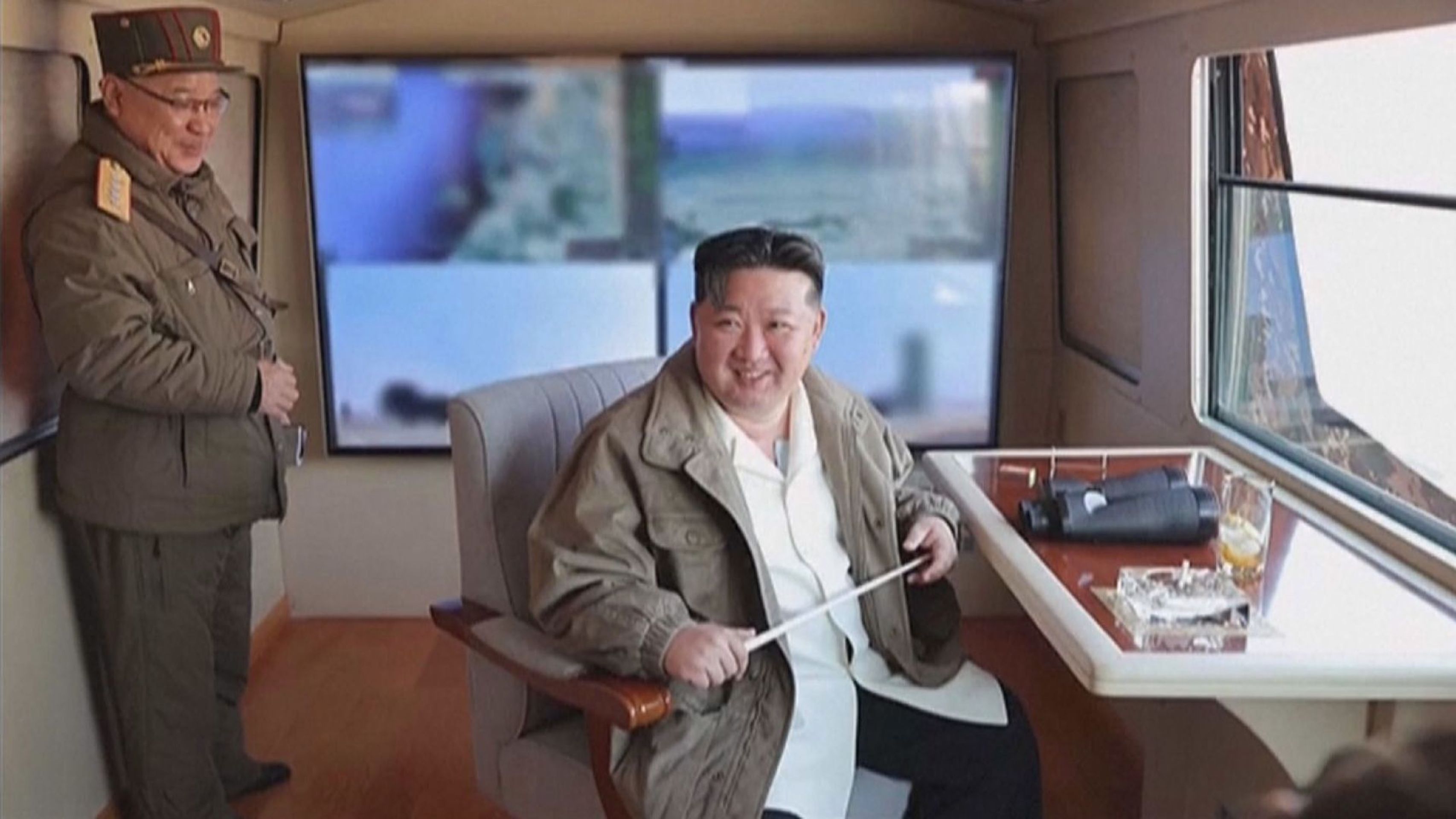 Kim Čong-un dohlíží na zkušební střelbu protiletadlového raketového systému - Severokorejský vůdce Kim Čong-un sleduje nový raketový test (4/4)