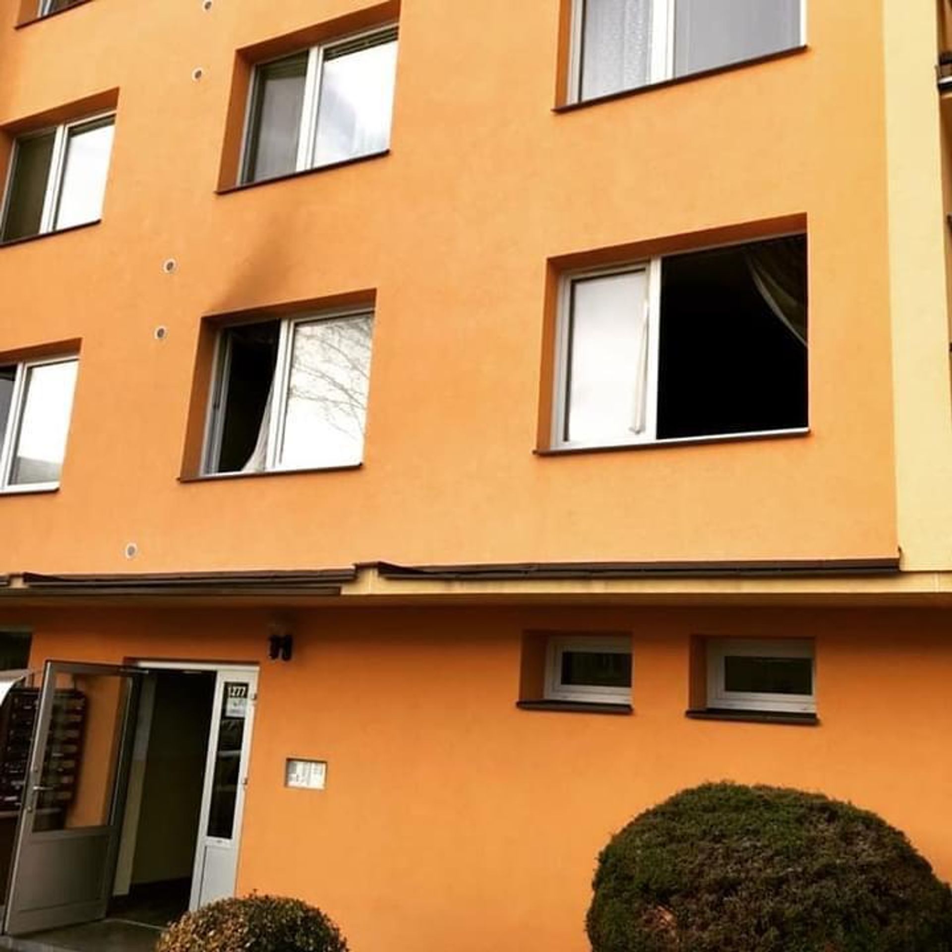 Požár v Havlíčkově Brodě - 2 - GALERIE: V bytovém domě na Havlíčkobrodsku vypukl požár (1/3)