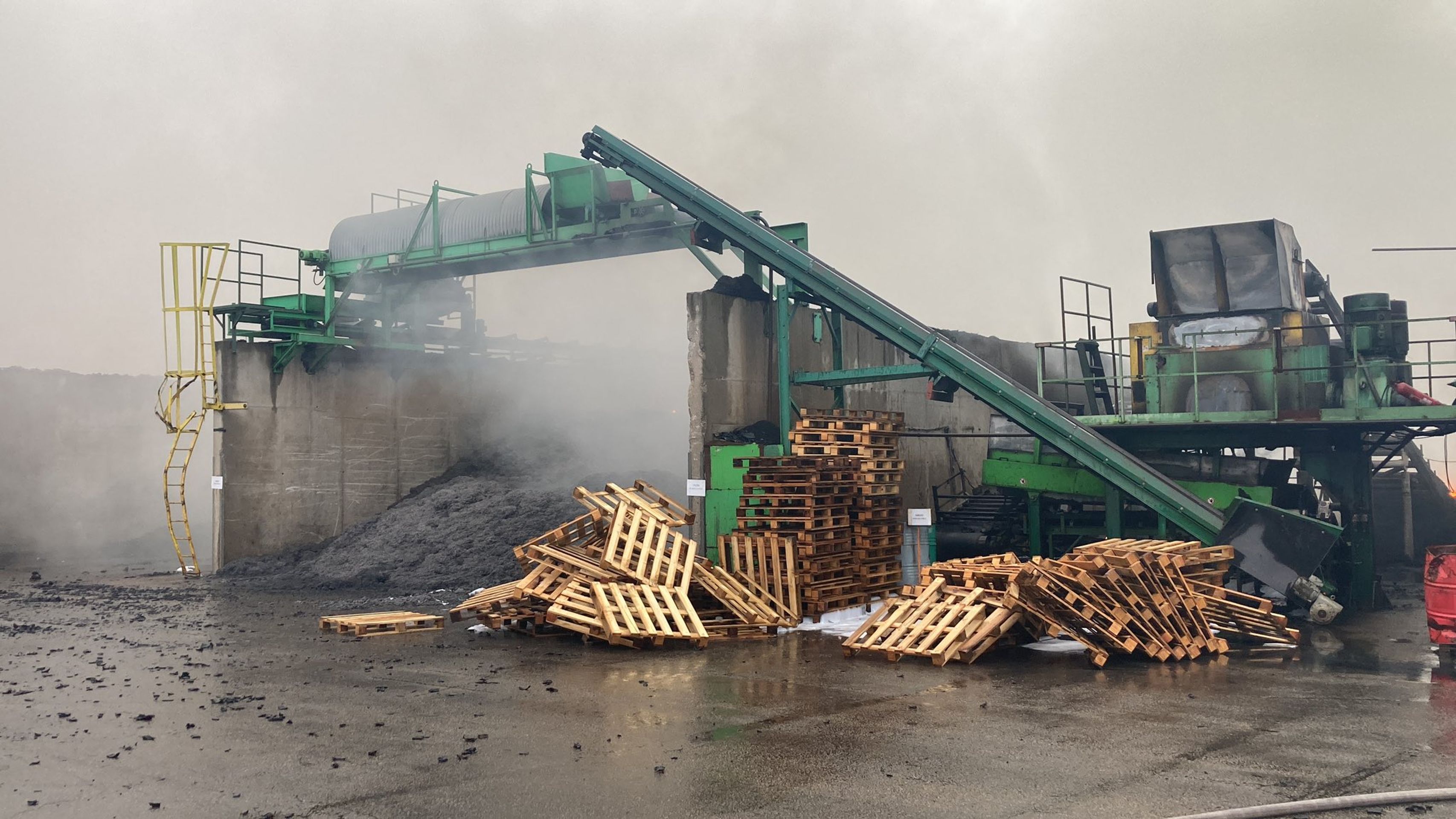 Požár firmy na recyklaci pneumatik u Borovan (3) - Požár u Borovan (8/9)