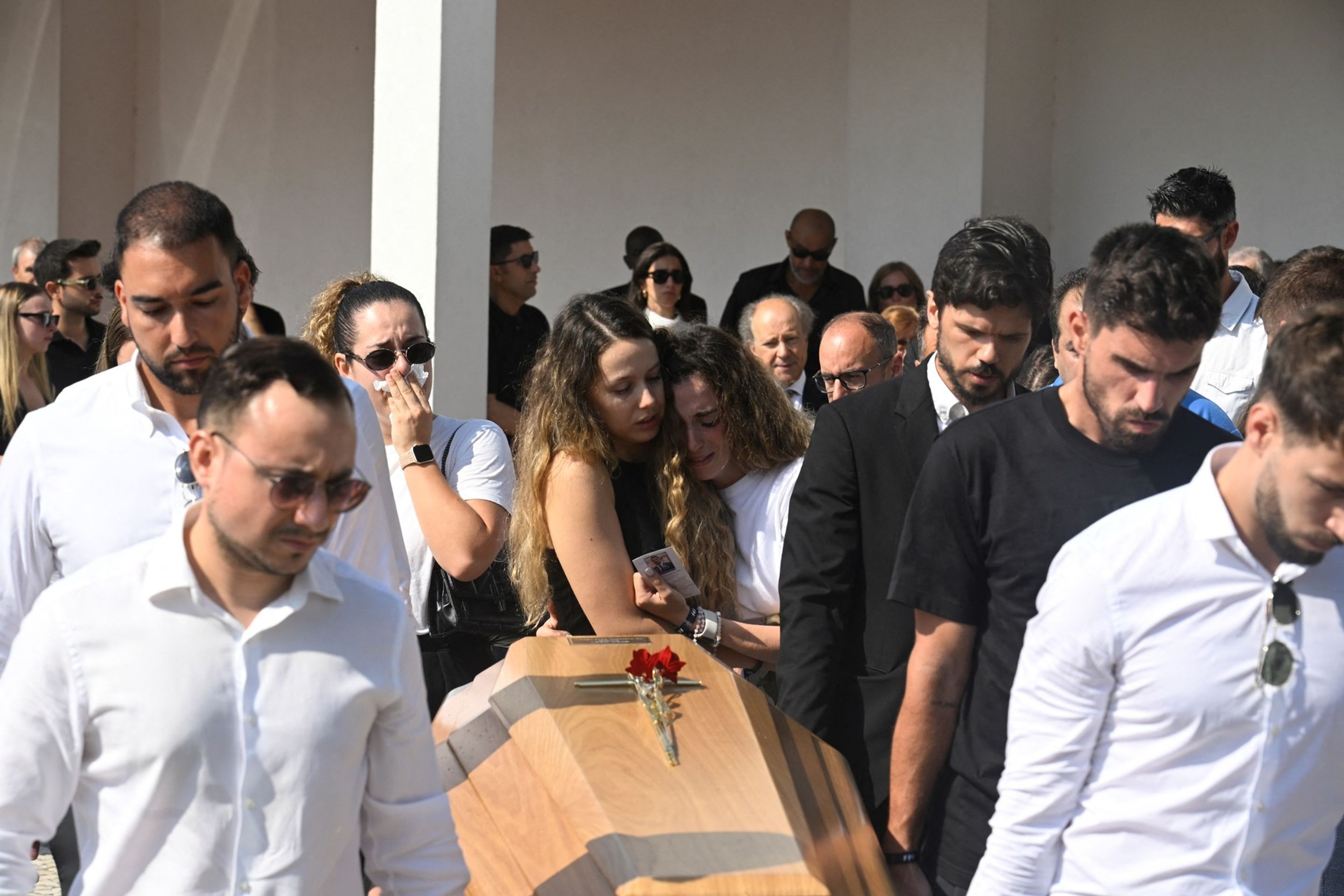 Rakev s Diogem Jotou, v pozadí jeho manželka Rute - Pohřeb Dioga Joty a jeho bratra Andreho Silvy (2/12)