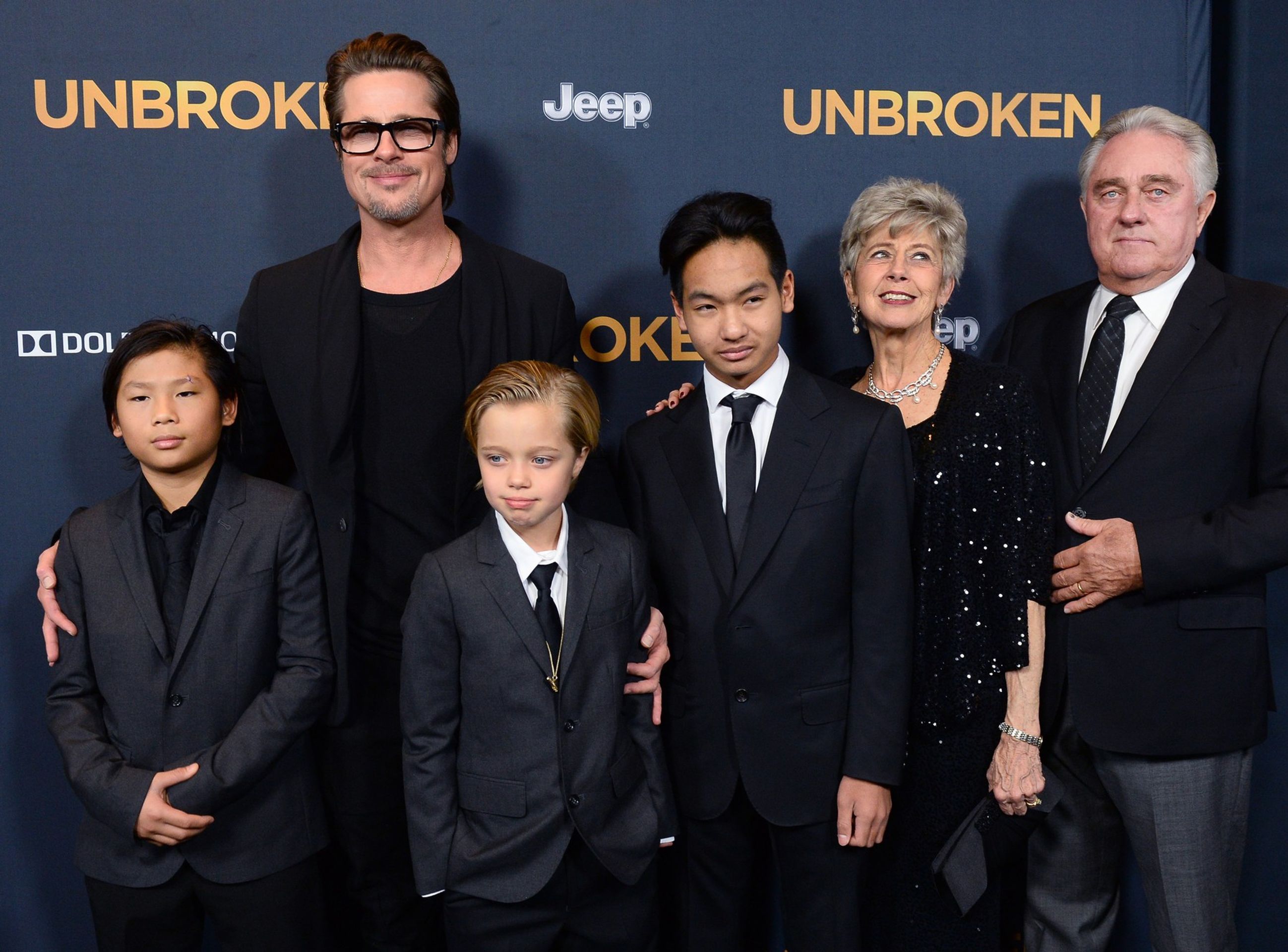 Brad Pitt se syny - zleva Pax, Shiloh Nouvel, Maddox a rodiči - Jane a William Pittovi, 15. 12. 2014 - Angelina Jolie a Brad Pitt s dětmi (3/5)