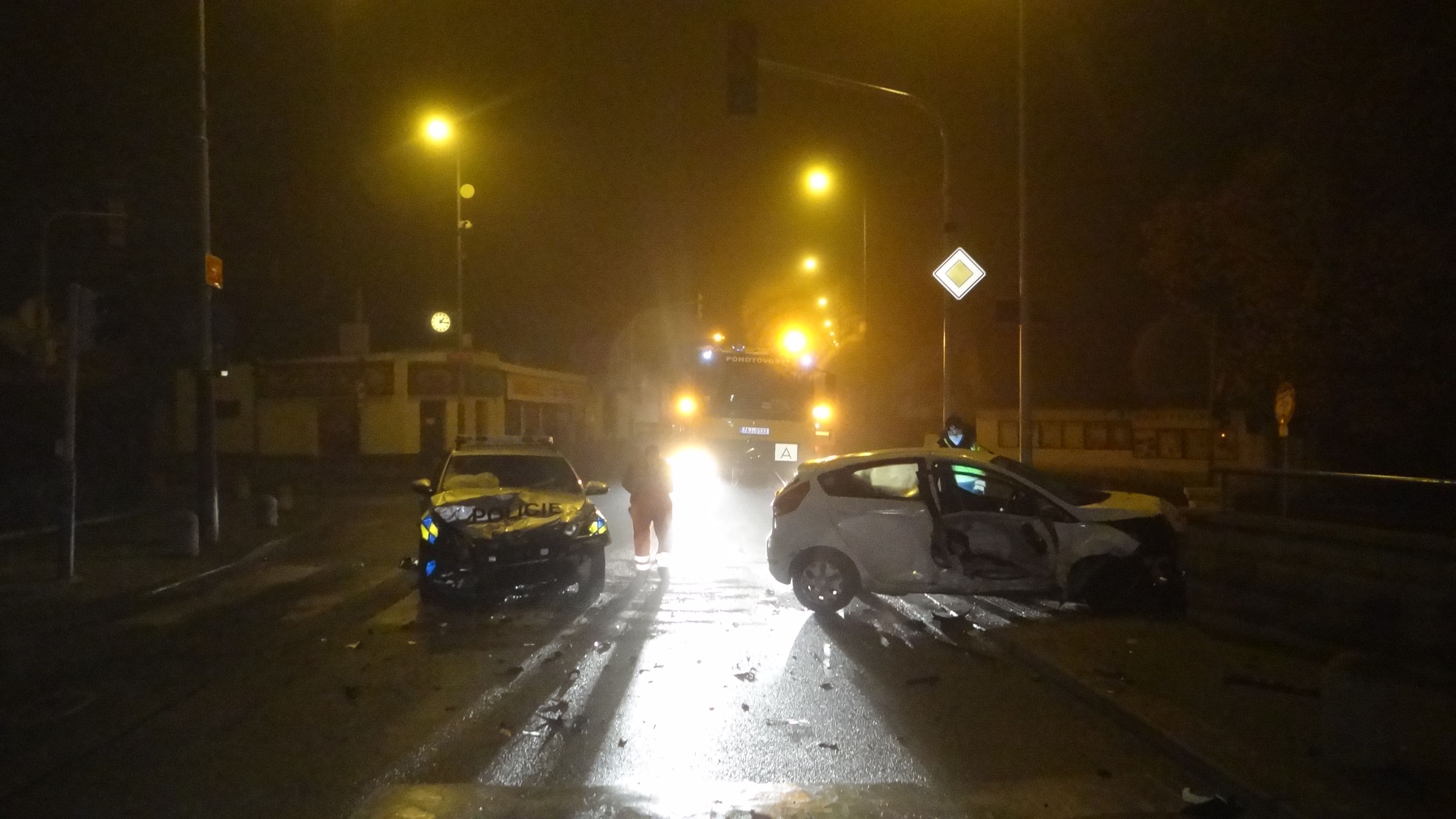 Zatímco policejní vůz zůstal na silnici, forda náraz odhodil do zdi - GALERIE: Policejní vůz se v Praze srazil s fordem (4/6)