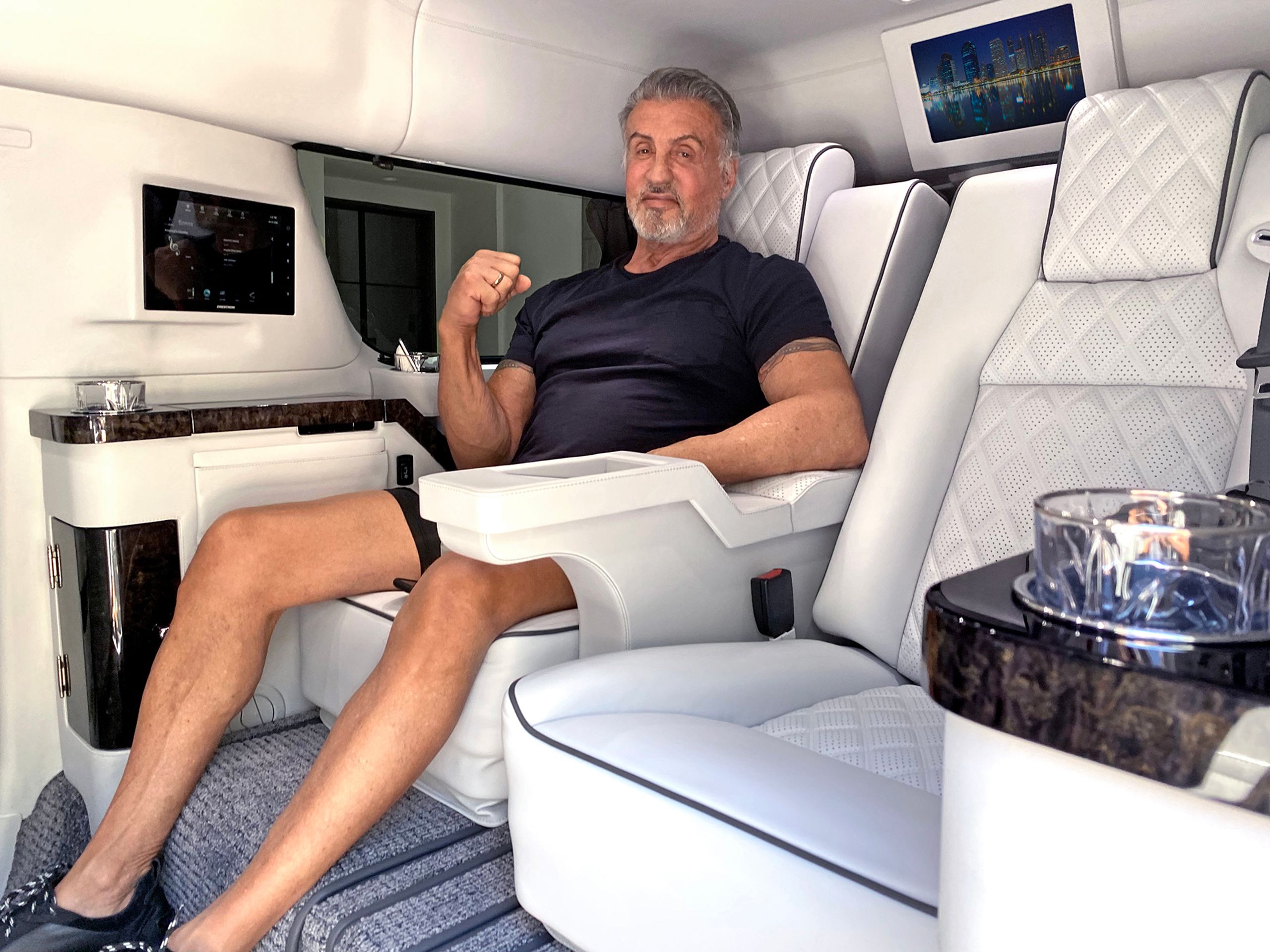 Sylvester Stallone prodává luxusní Cadillac Escalade ESV - 30 - Fotogalerie: Stallone prodává luxusní limuzínu, sám ji navrhoval (5/15)