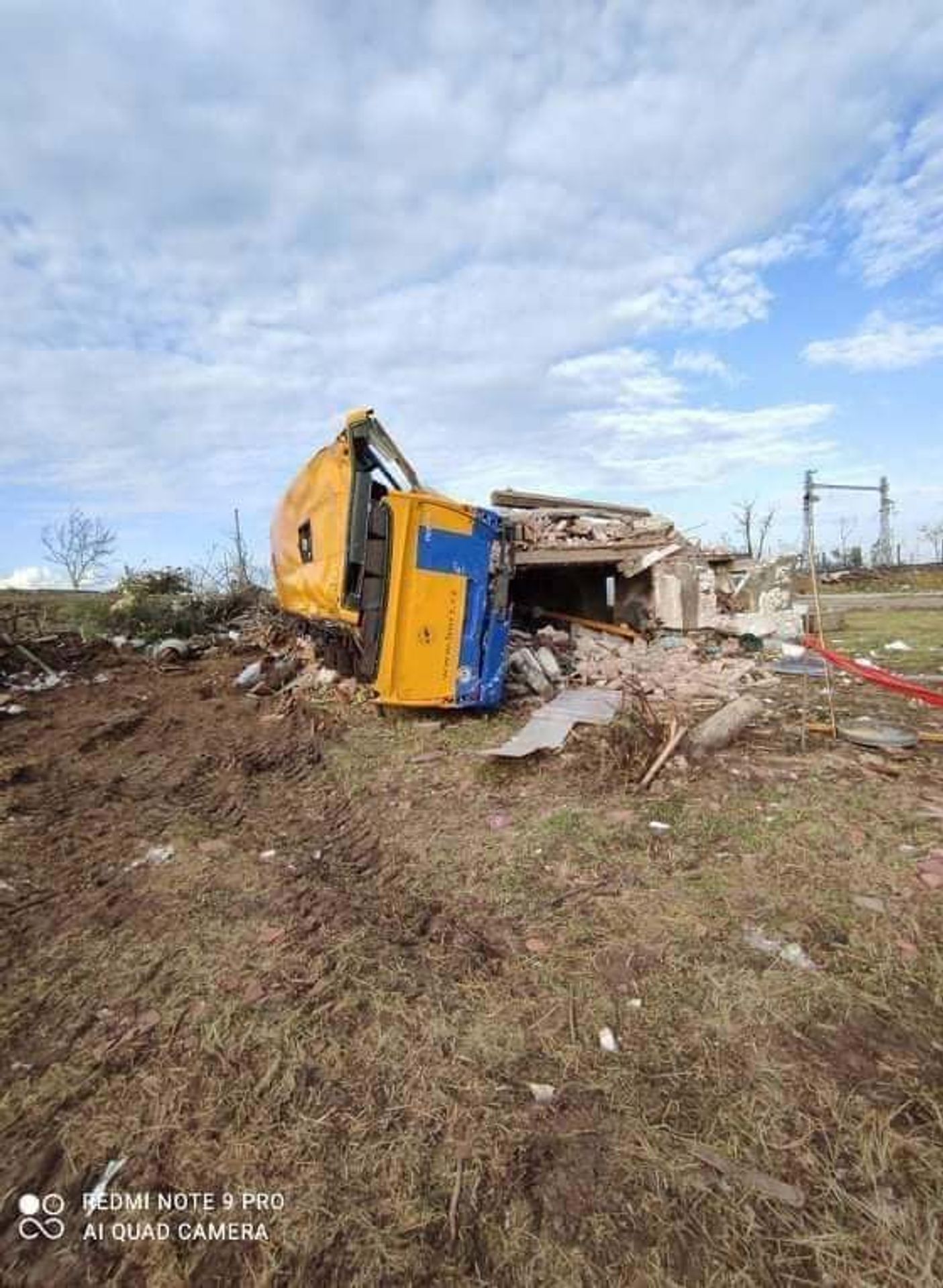 Autobus zasažený tornádem - 3 - GALERIE: Autobus strhlo tornádo, zraněná Bára šla pro pomoc (4/6)