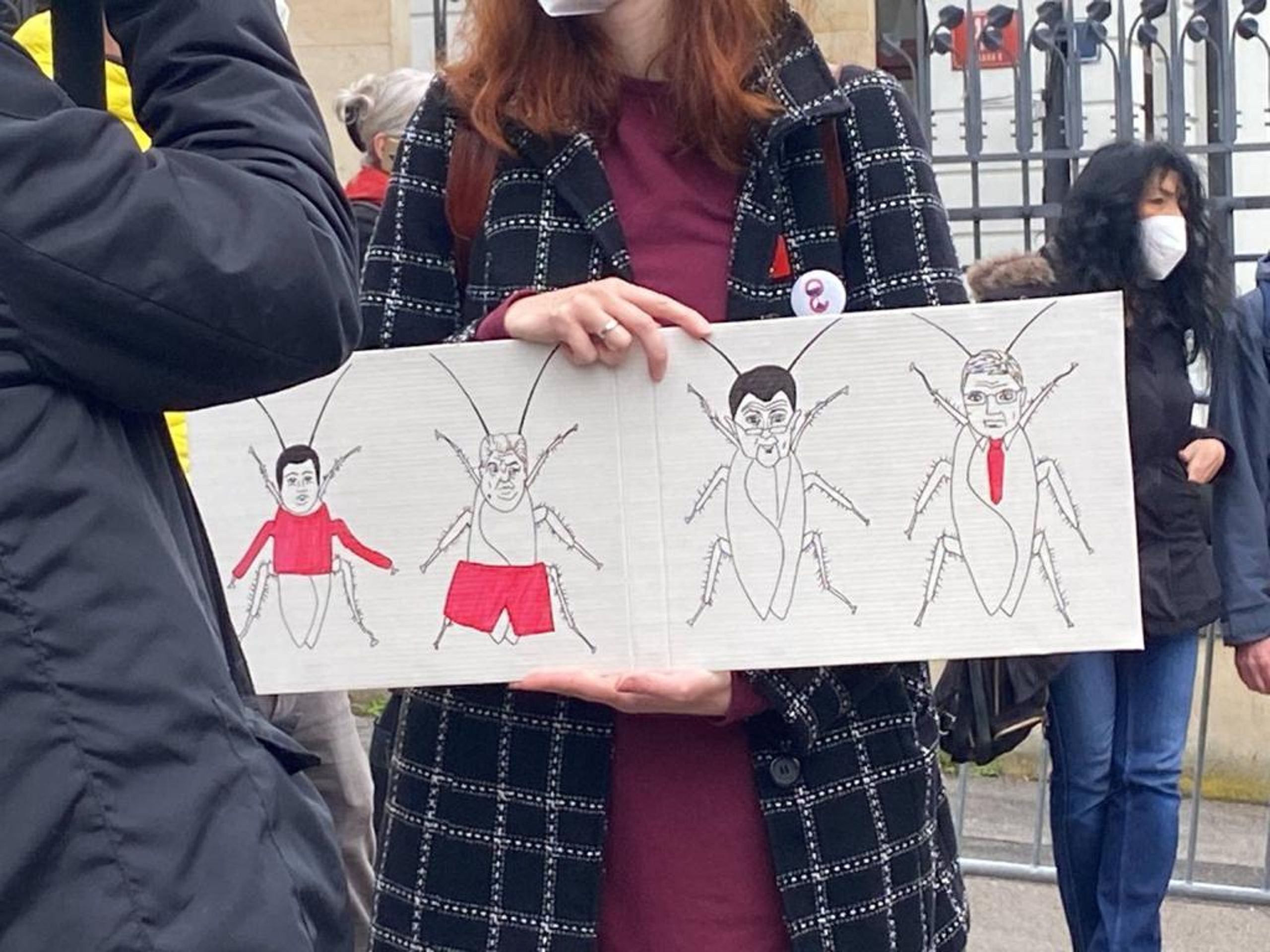 Demonstrace před ruskou ambasádou - 4 - GALERIE: Protesty před ruskou ambasádou v Praze (3/14)