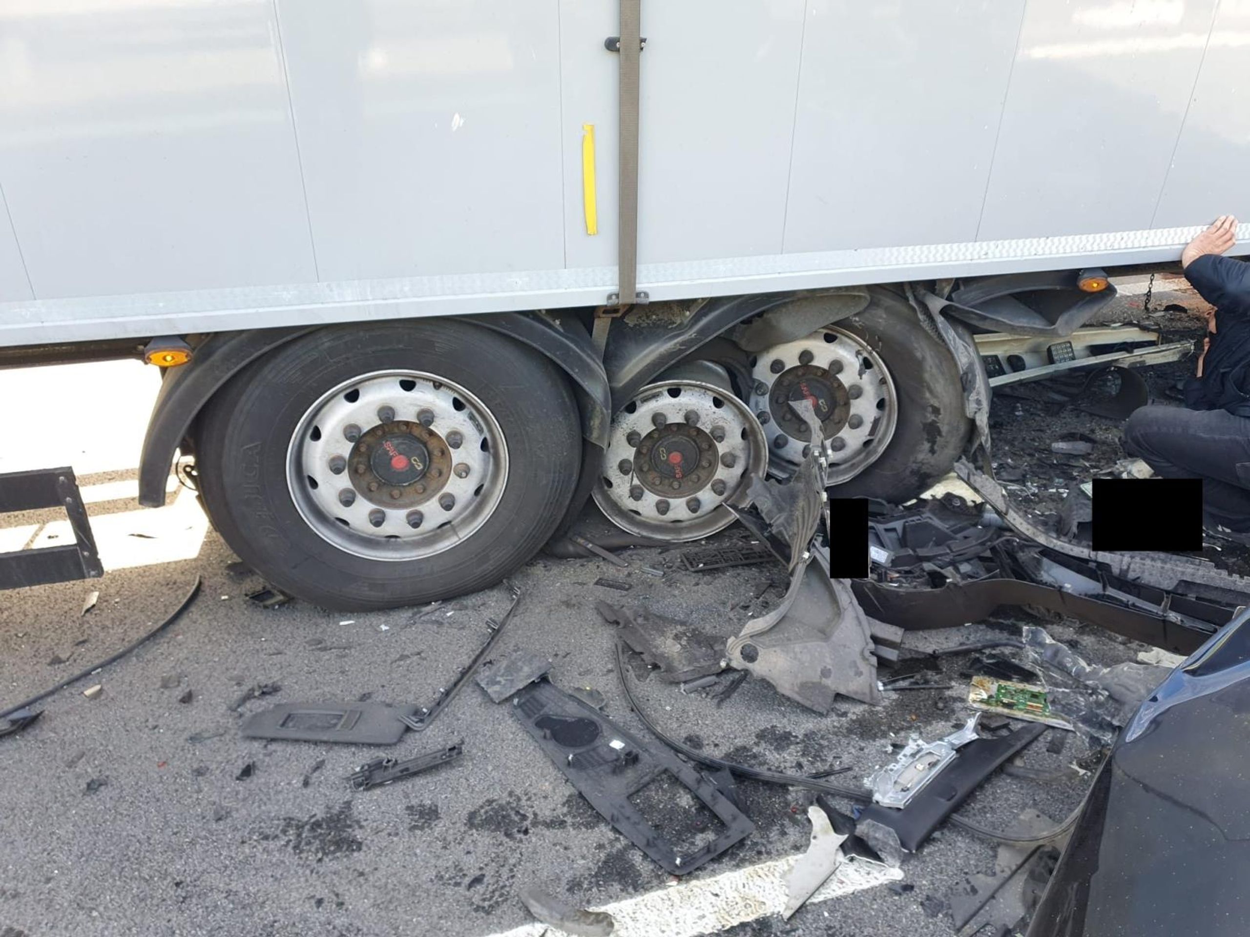 Auto na dálnici D3 narazilo do stojící kolony kamionů - Auto na dálnici D3 narazilo do stojící kolony kamionů (3/4)