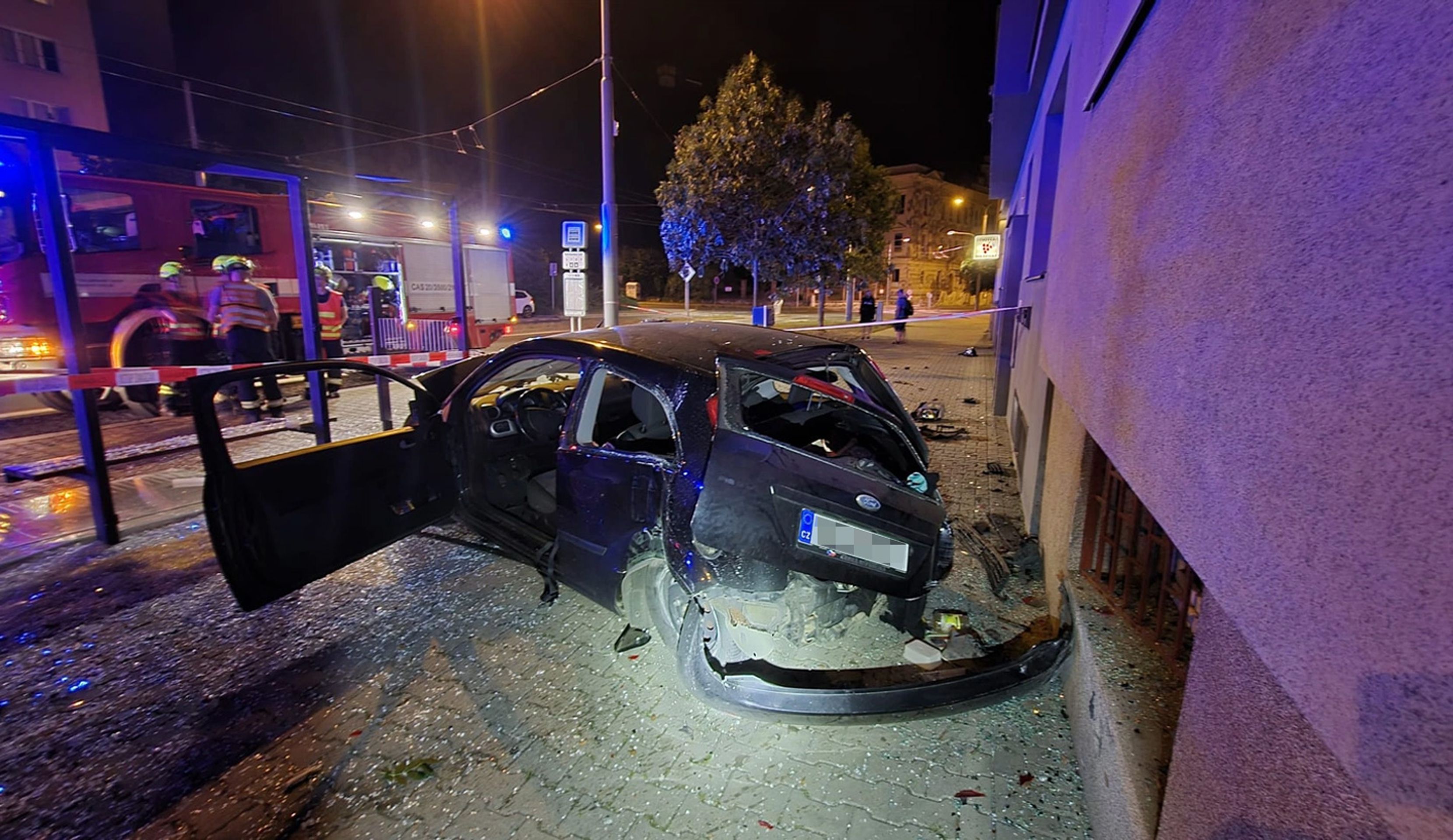 Opilý mladík najel autem do zastávky MHD (3) - Opilý mladík najel autem do zastávky MHD (4/6)
