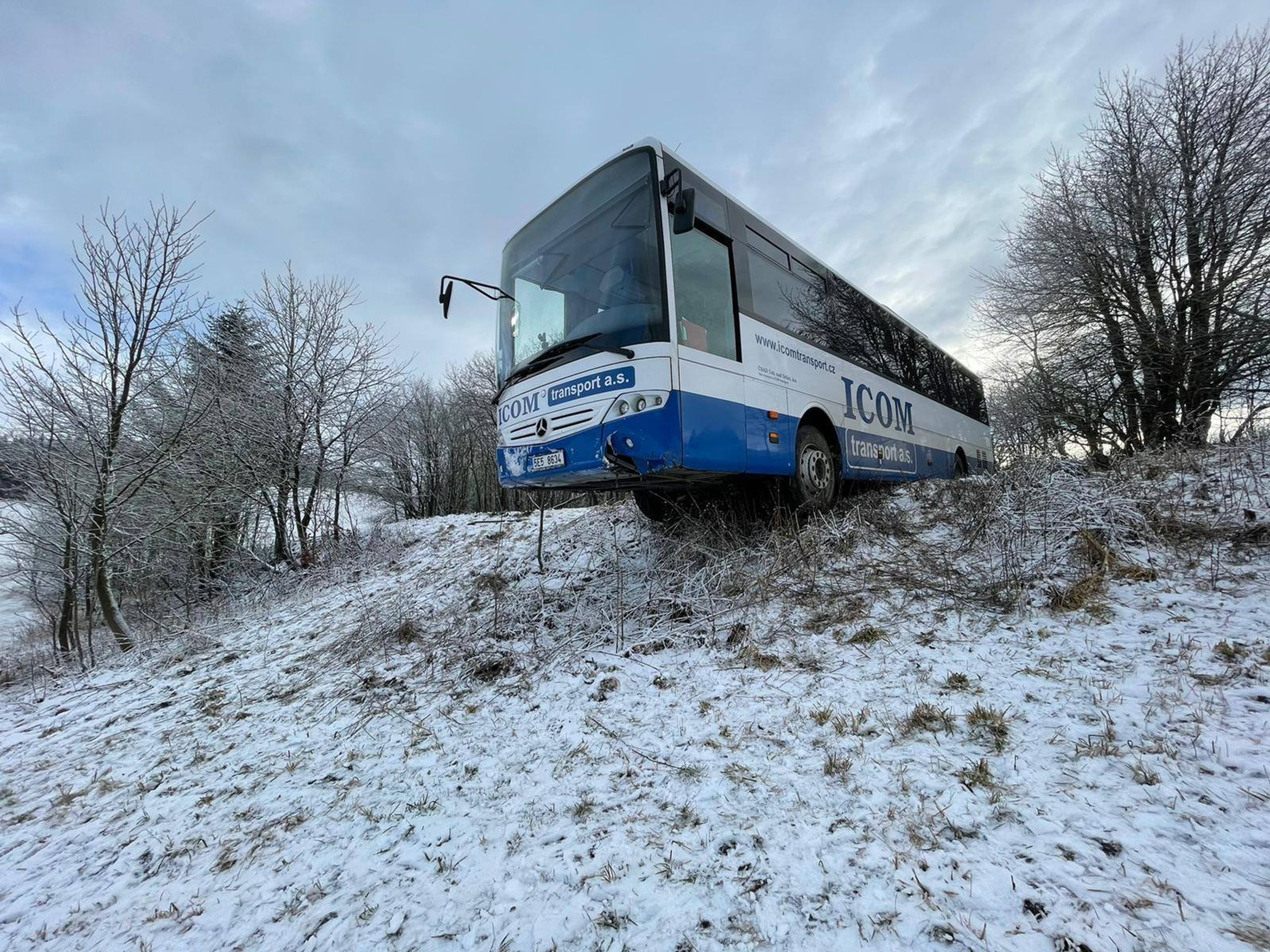 Nehoda linkového autobusu v Čenkovicích na Orlickoústecku - 2 - GALERIE: Nehoda linkového autobusu na Orlickoústecku (3/4)