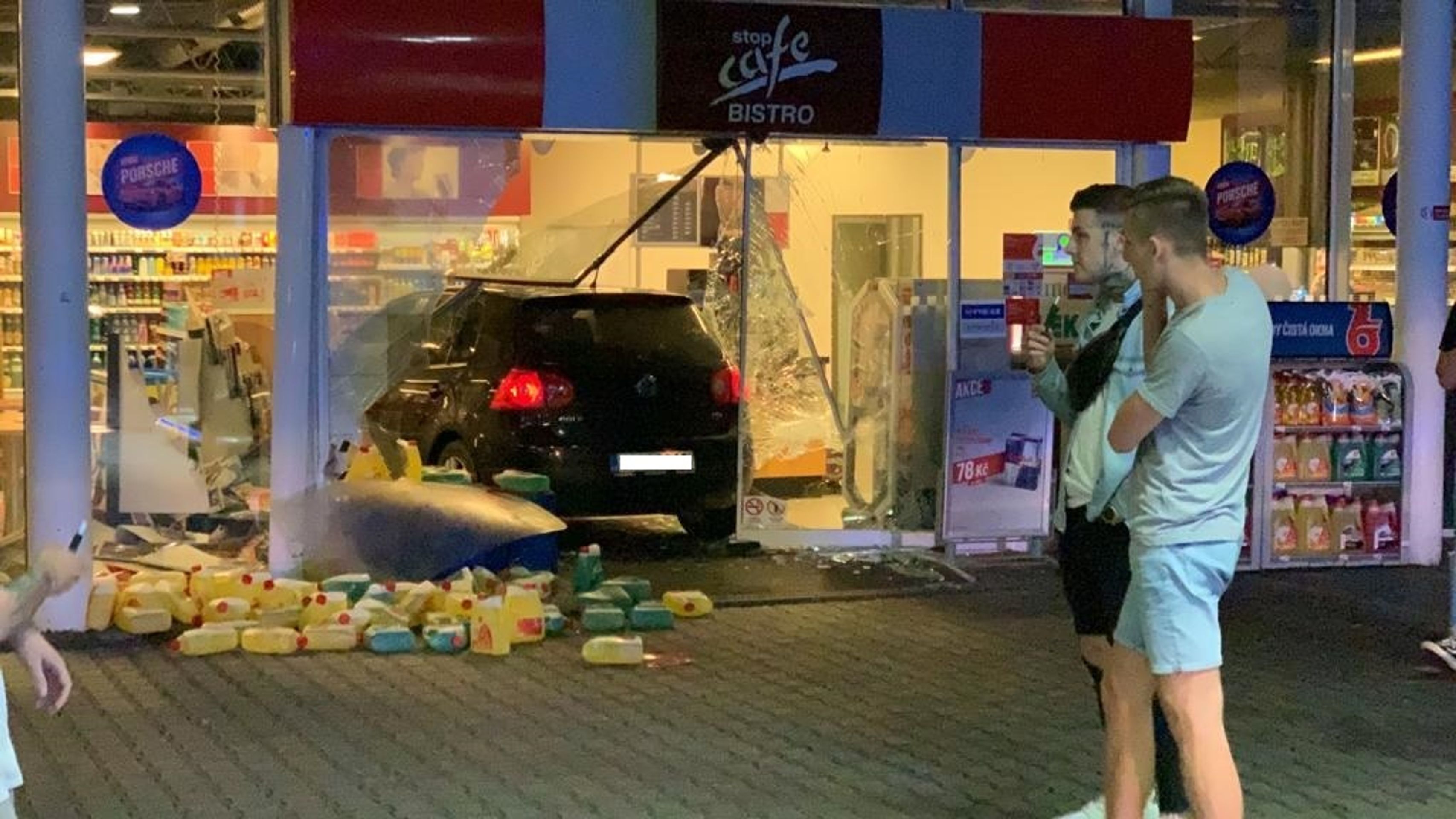 S autem vjel do výlohy benzinky - 1 - GALERIE: Auto projelo výlohou benzinky (3/3)