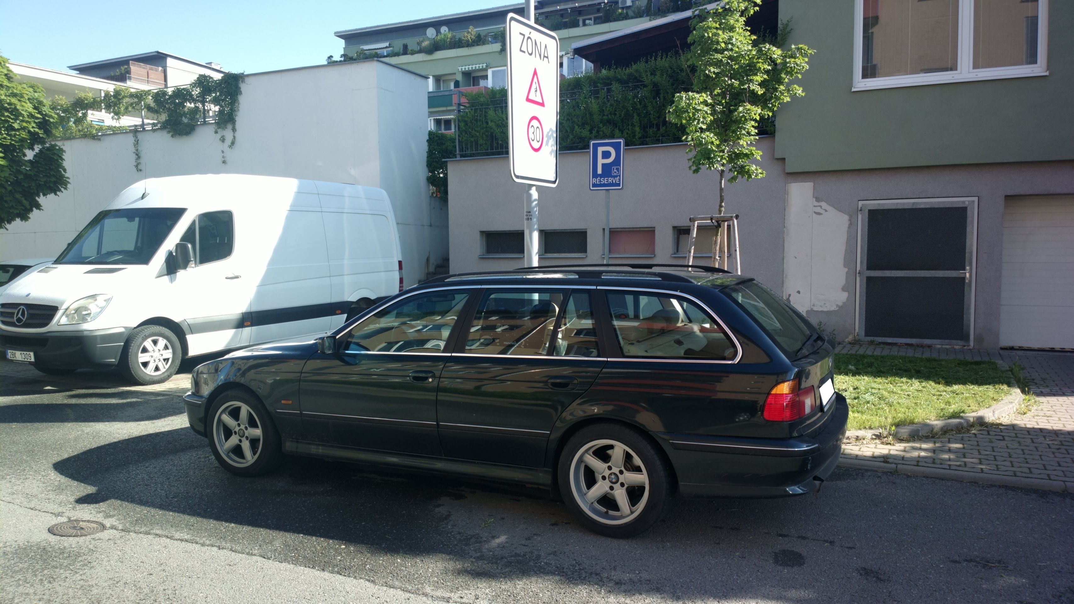 Špatně zaparkované auto - 4 - GALERIE: Místo se zaparkovaným autem (1/4)
