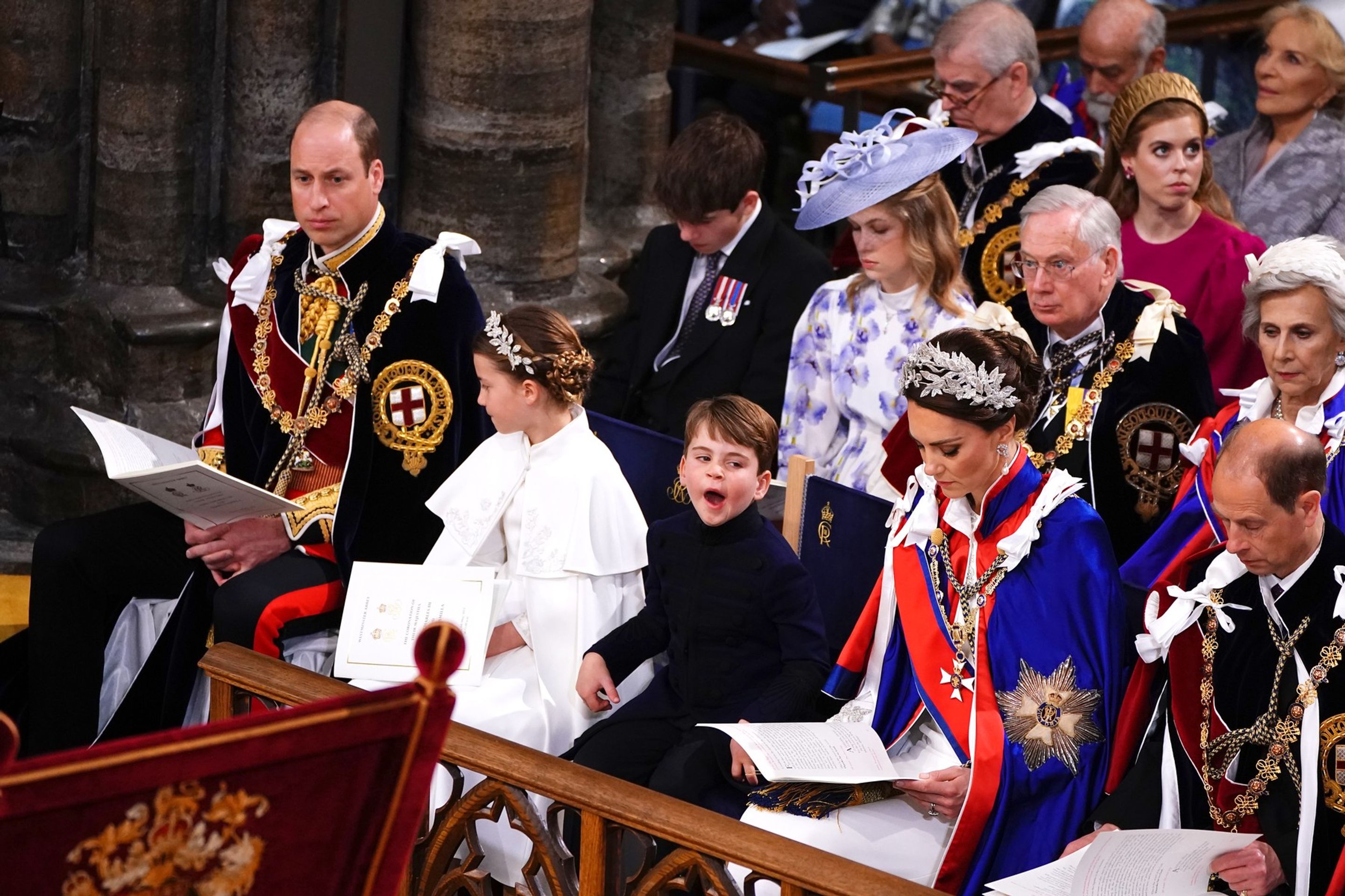 Princ Louis a princezna Charlotte během korunovace - Charlotte a Kate na korunovaci krále Karla III. (7/8)