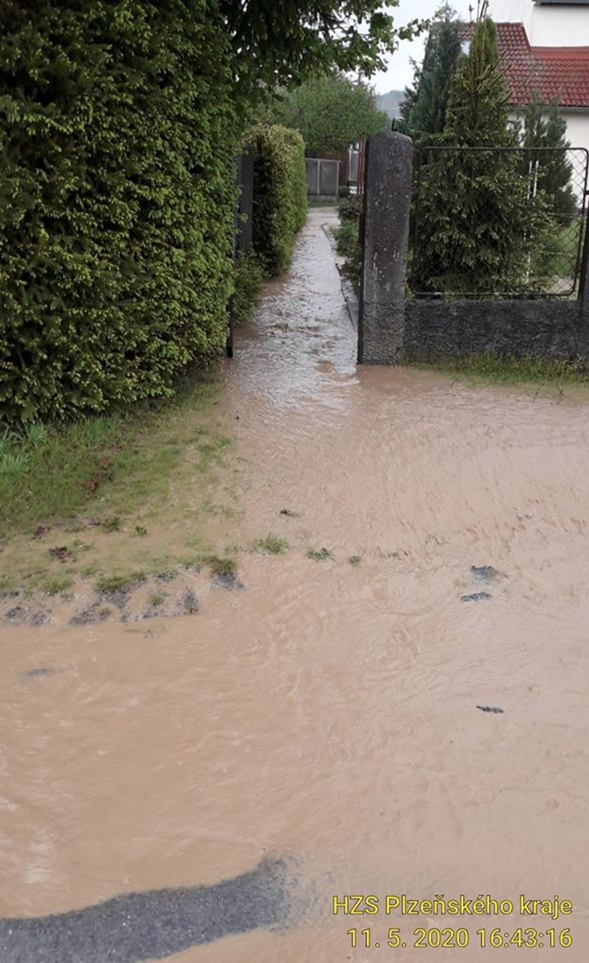 Přívalový déšť ve Velkých Hydčicích na Klatovsku zatopil silnici i sklepy - GALERIE: Silný vítr a déšť zaměstnaly hasiče v Česku (5/7)