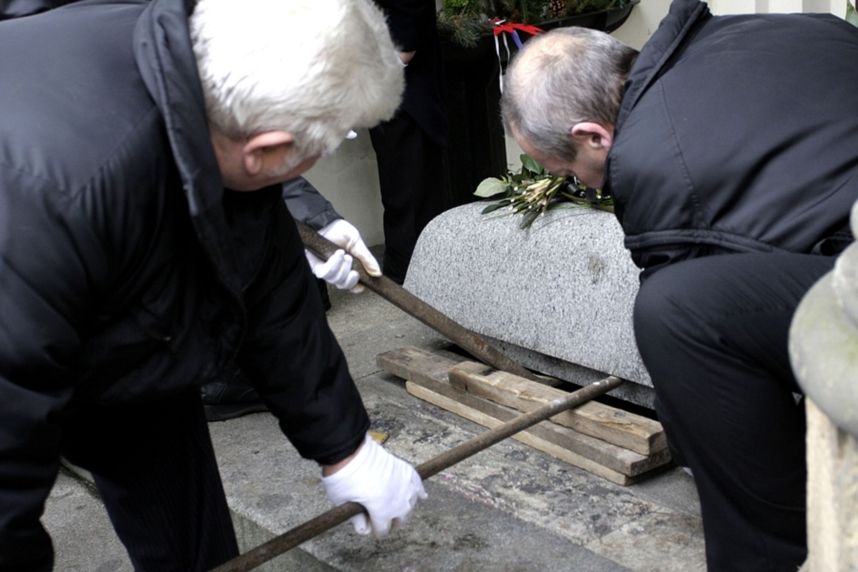 Havla uložili do hrobky, loučí se přátelé a rodina - 6 - GALERIE: Ukládání urny Václava Havla do hrobky (2/13)