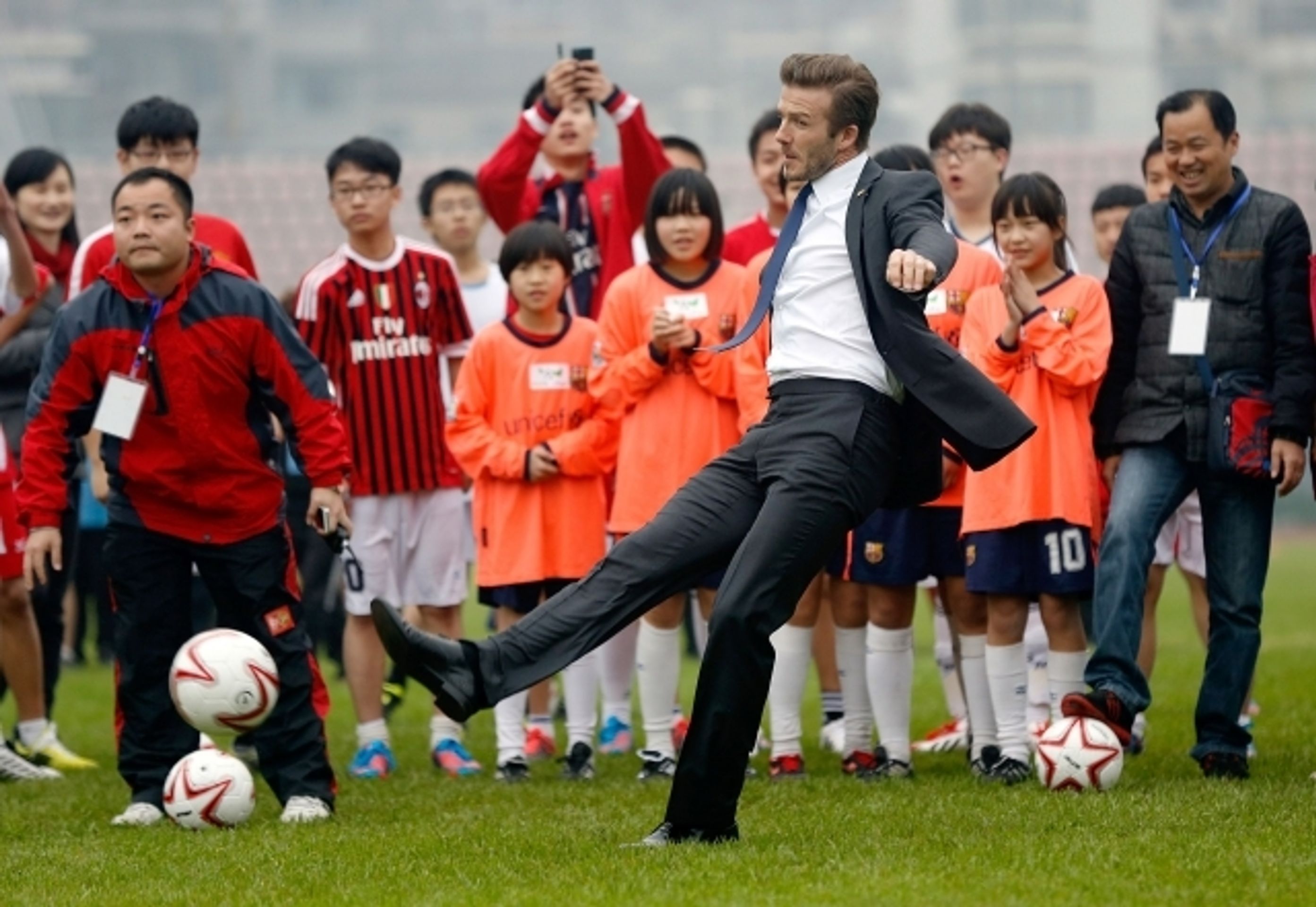 David Beckham upadl v Číně na hřišti - 13 - GALERIE: Pád Davida Beckhama v Číně (10/13)