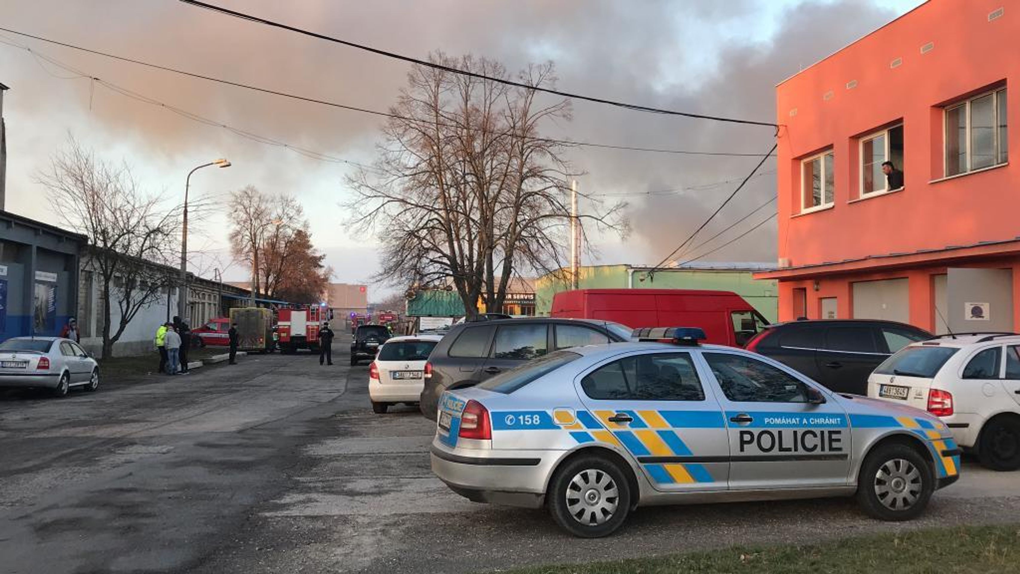 Požár haly s pyrotechnikou v Horních Počernicích - 1 - GALERIE: Požár haly s pyrotechnikou v Horních Počernicích (3/27)