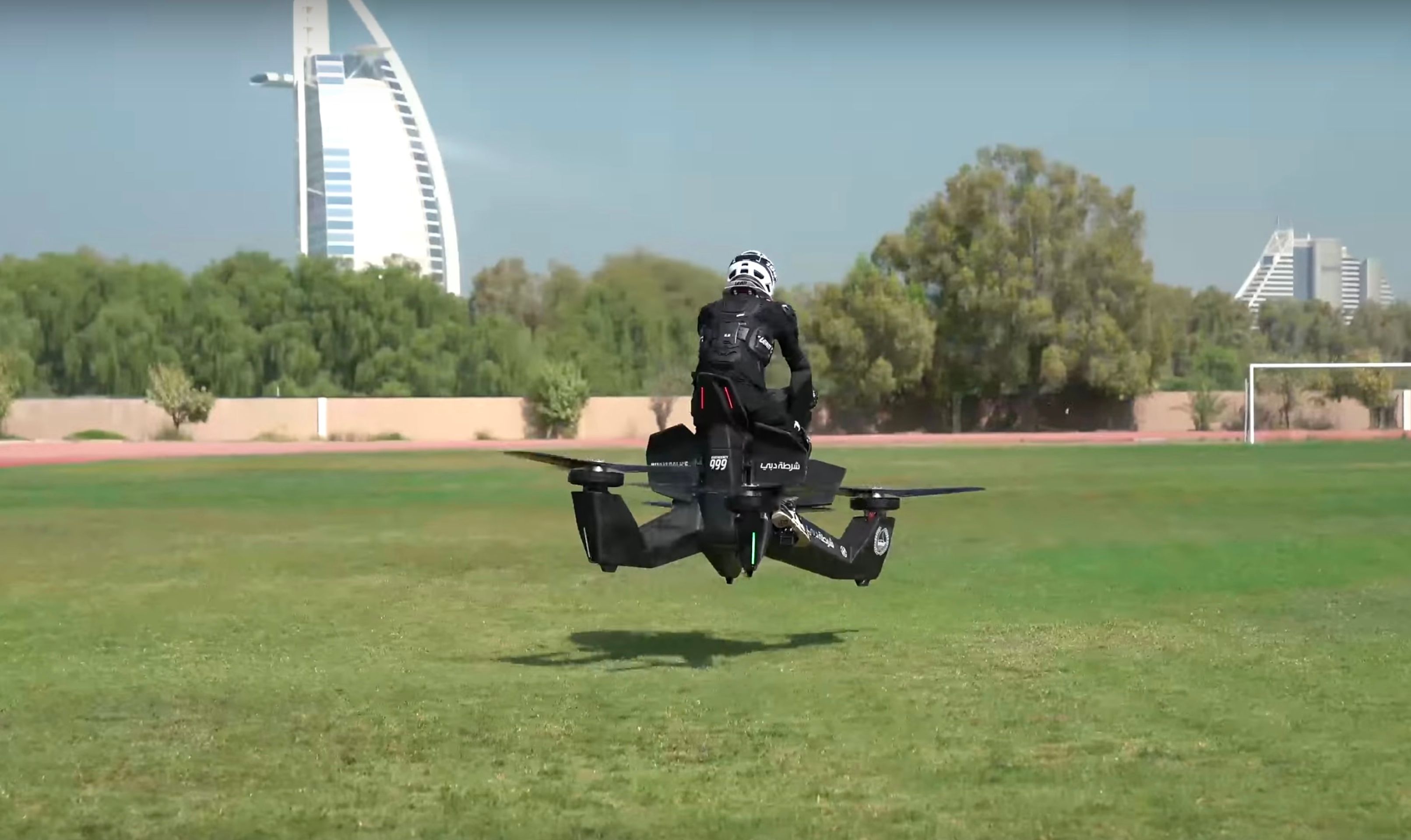 Létající motorka Hoverbike S3 2019 - 11 - Fotogalerie: Výcvik dubajské policie na létajícím stroji (9/10)