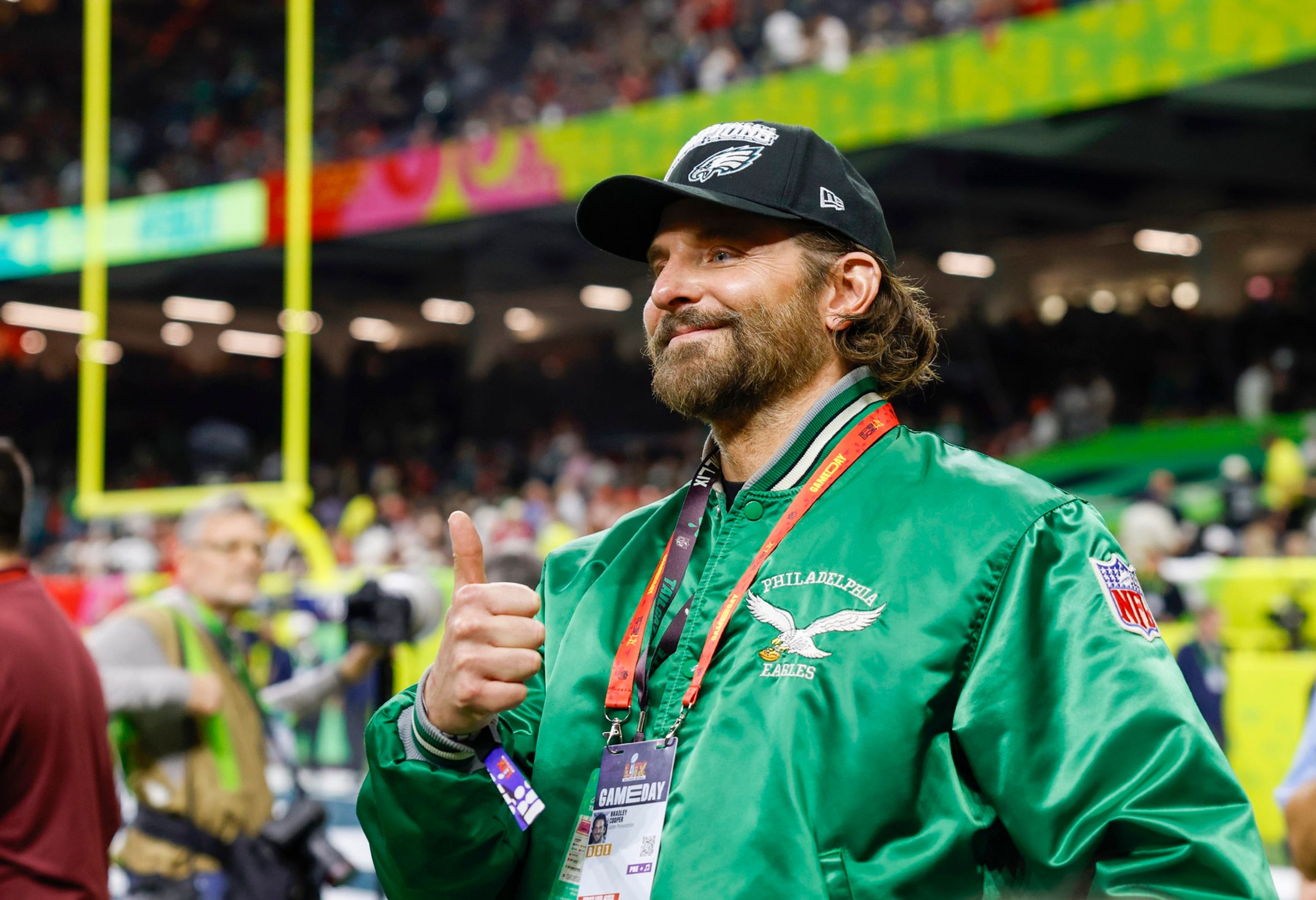 Bradley Cooper jako dlouholetý fanoušek Eagles nesměl chybět - Celebrity na Super Bowlu LIX (1/6)
