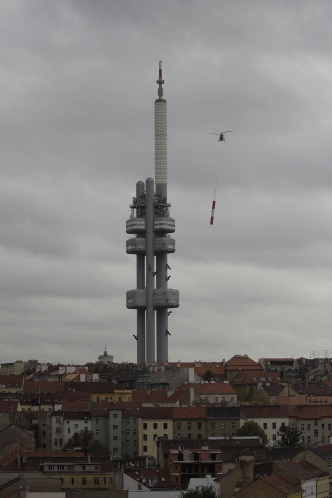 Vrtulník instaluje novou anténu na žižkovský vysílač - Fotogalerie - Vrtulník instaluje novou anténu na žižkovský vysílač (2/6)