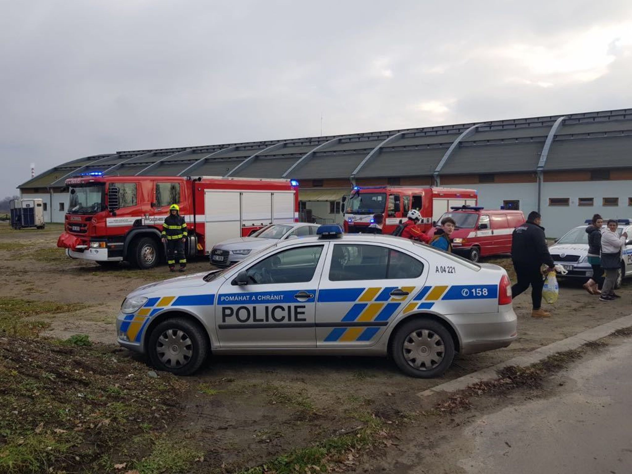 Zřícená lávka v Troji - 2 - GALERIE: Pěší lávka se propadla u Trojského mostu do Vltavy (2/12)