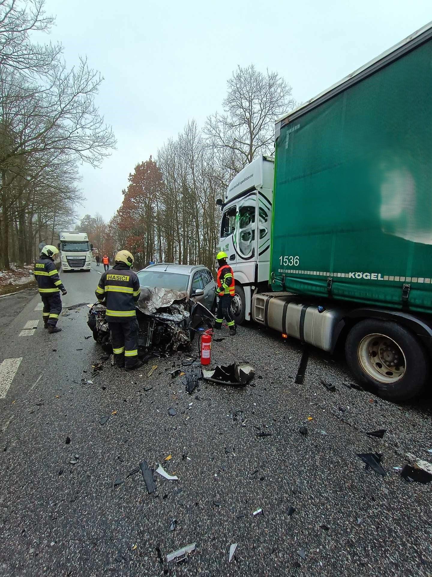 Nehoda dvou nákladních a osobního auta u Pamětic - Nehoda dvou nákladních a osobního auta u Pamětic (3/4)