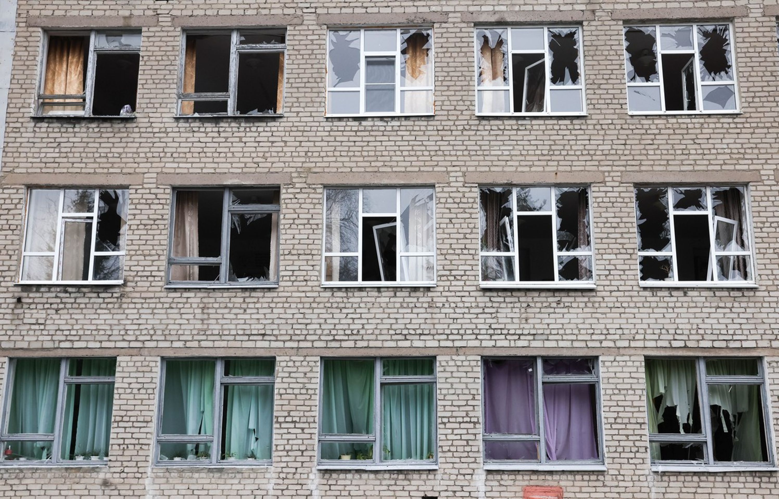 Zničená budova školy v důsledku ostřelování v Doněcké oblasti (3) - Druhý den války na Ukrajině (3/24)