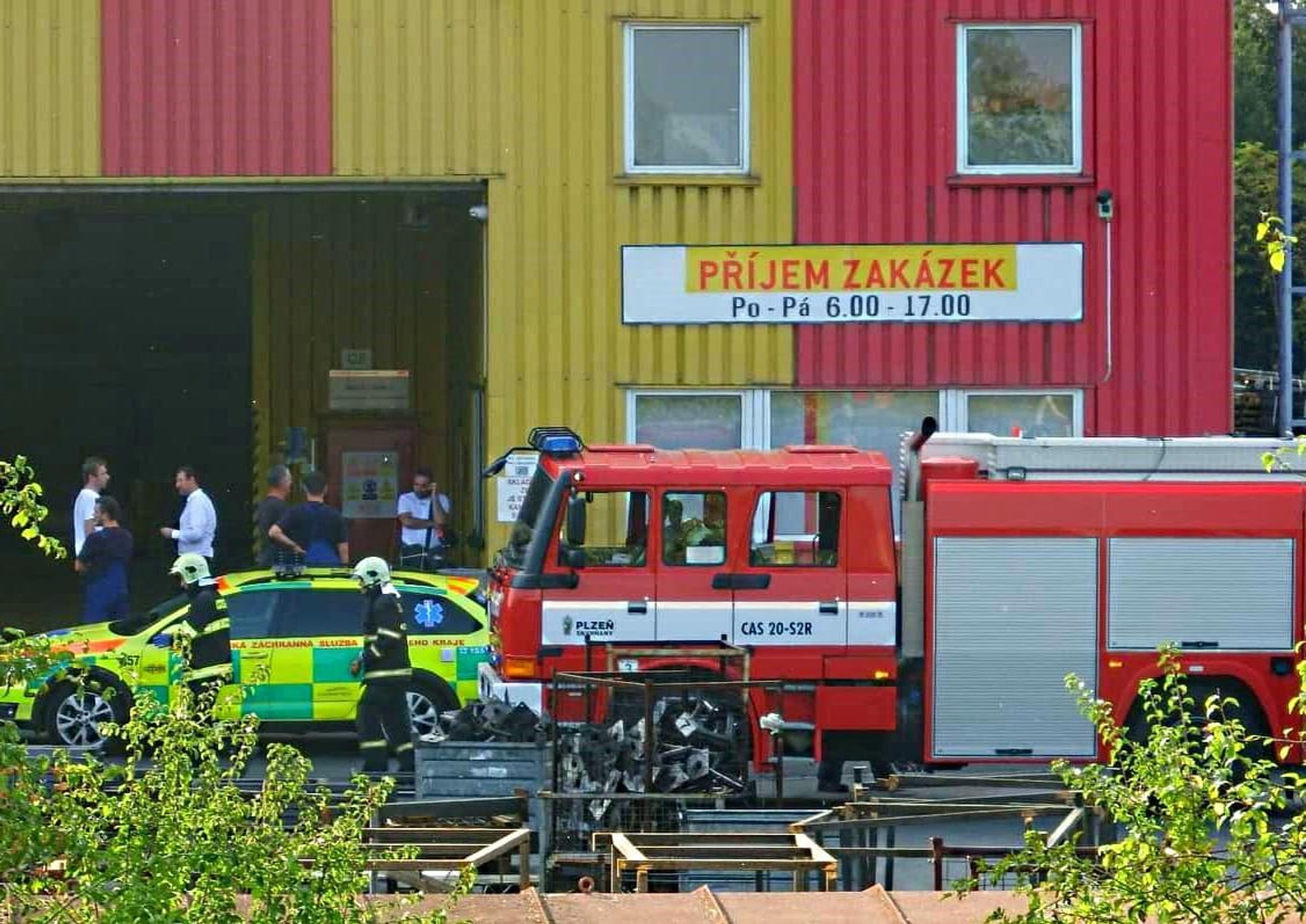Na průmyslovou halu v Plzni spadl vrtulník - 2 - GALERIE: Na průmyslovou halu v Plzni se zřítil vrtulník (3/5)