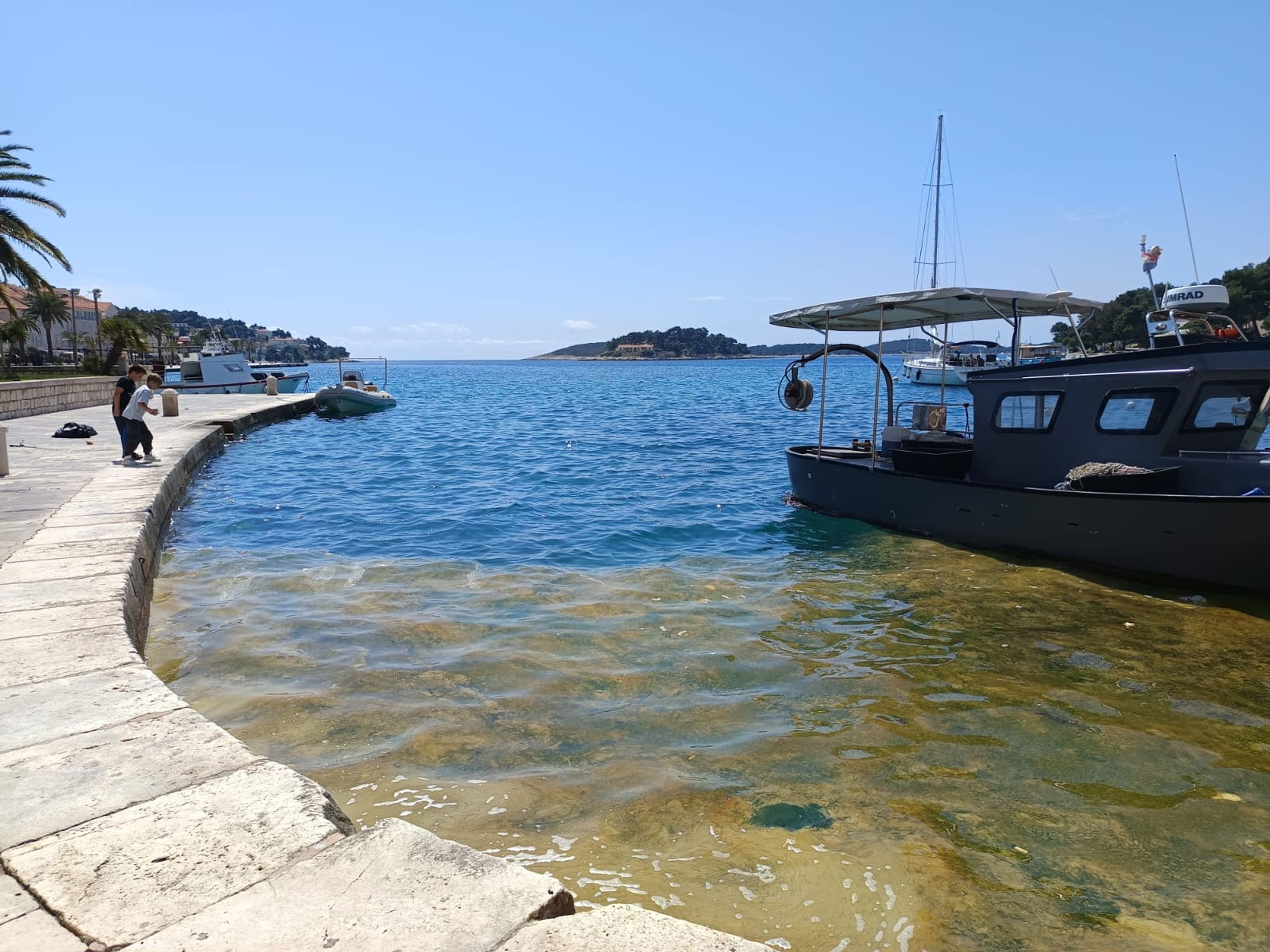 Únik nafty na ostrově Hvar - Únik nafty na ostrově Hvar (5/11)